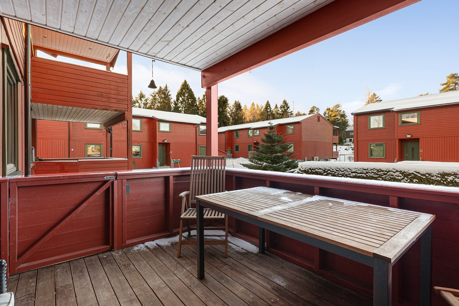 Leiligheten er gjennomgående og innehar en fin, arealeffektiv planløsning. God beliggenhet i 1. etasje, med lun og overbygget balkong mot vest. Galleribilde