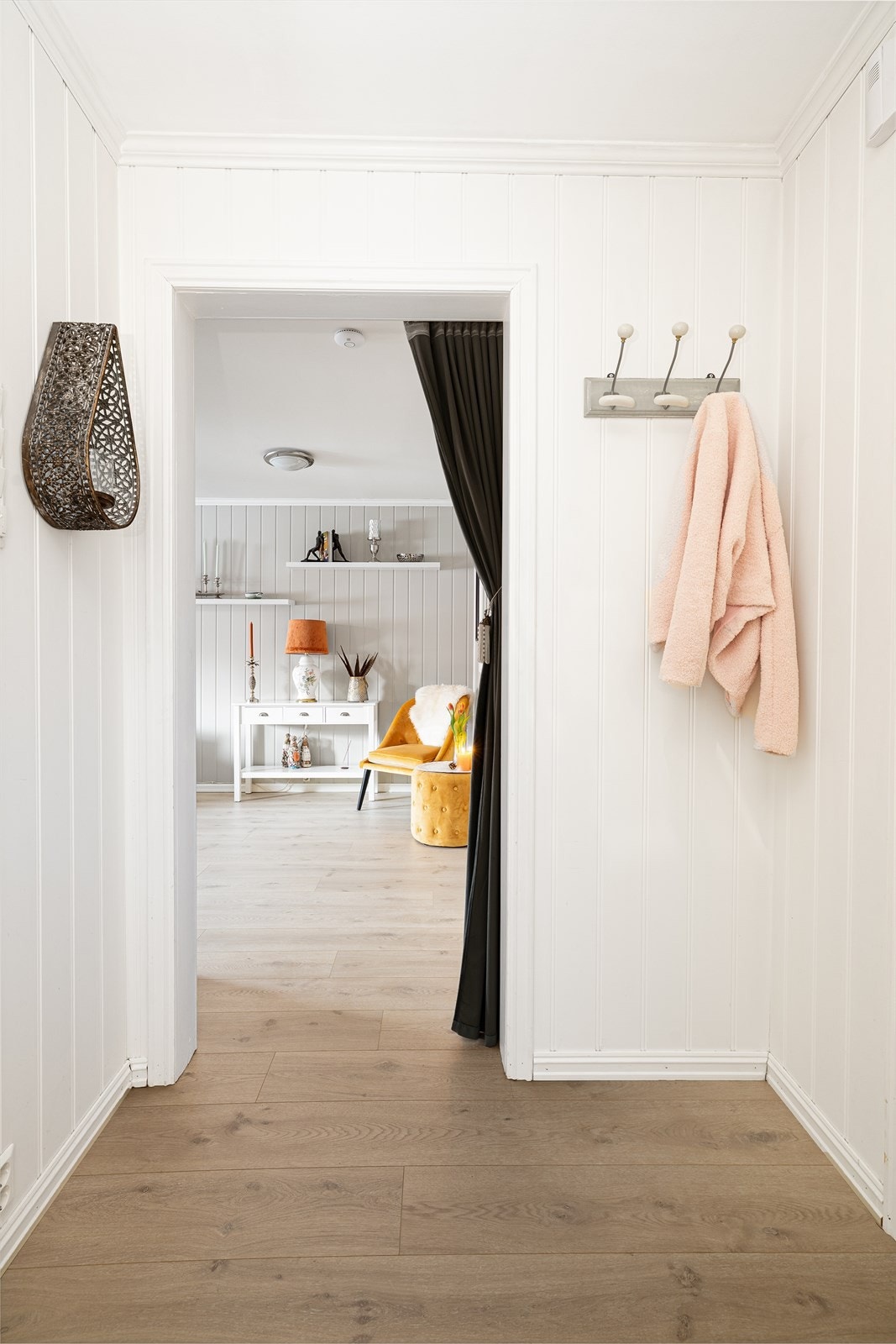 Lys og romslig entré med fin plass til oppbevaringsmøblement for sko- og yttertøy. Fra entré er det videre adkomst til stue og bad. Galleribilde