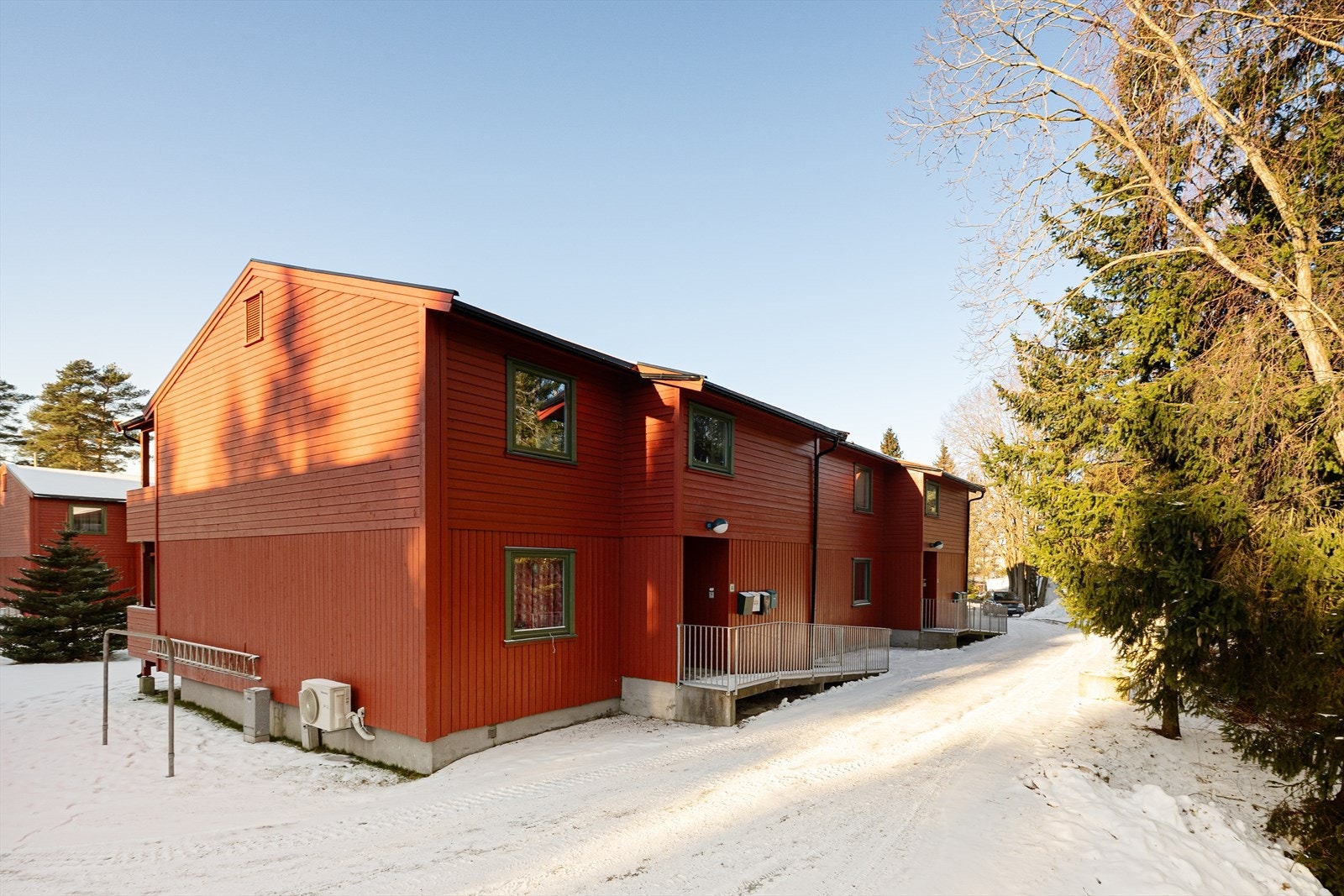 I regi av borettslaget er det byttet verandadør, samt vinduer i stue og kjøkken i 2008. Ny brann- og lydklassifisert ytterdør til leiligheten i 2024. Galleribilde