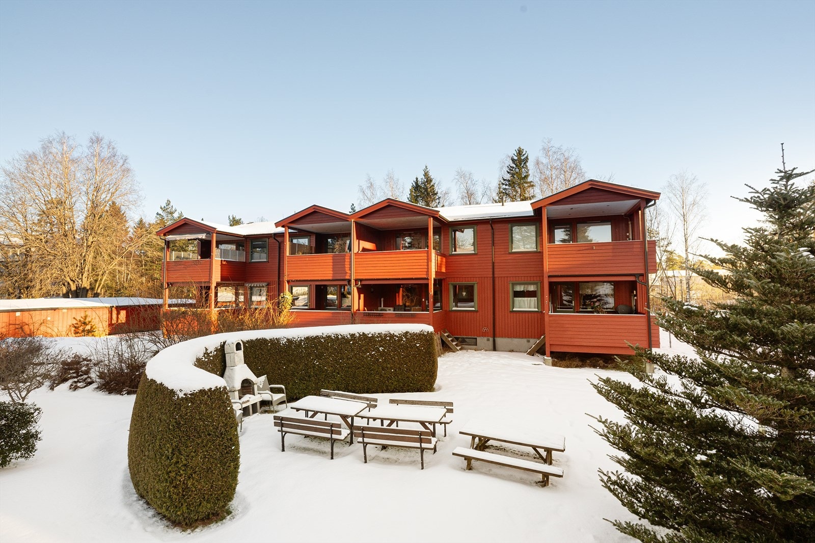 Den felles hagen er frodig og fin sommerstid, med felles uteplass hvor det er etablert steingrill og sittegrupper til felles bruk. Galleribilde