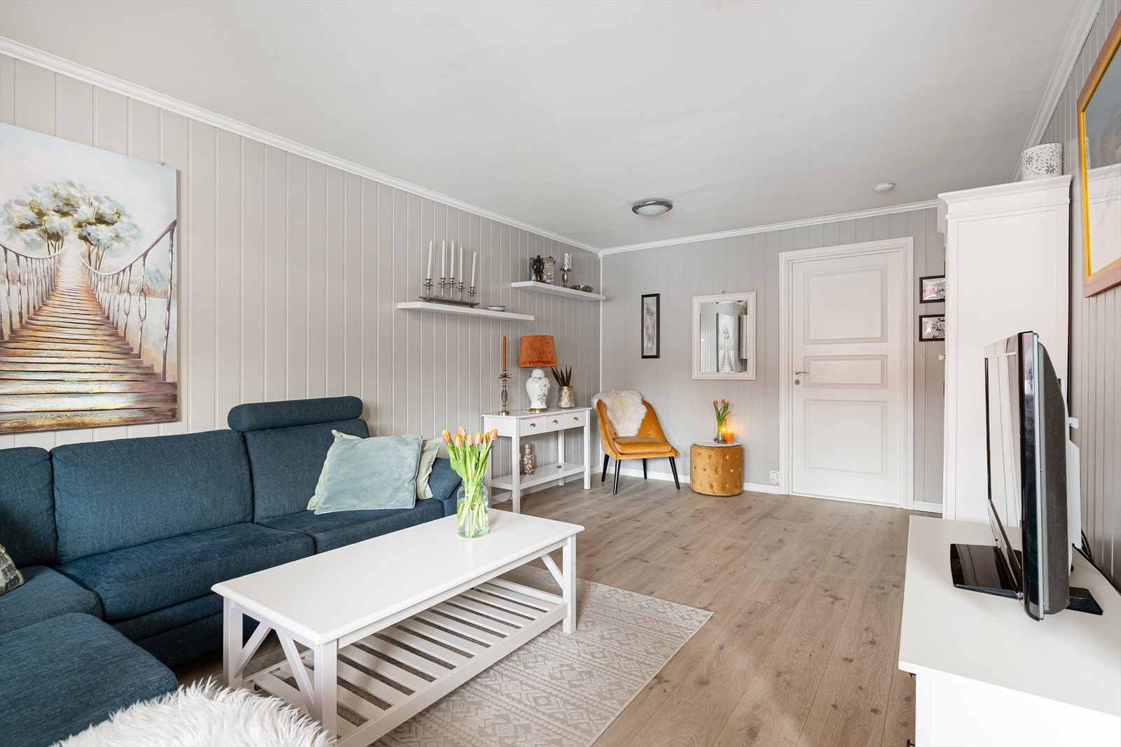 I stuen er det installert luft til luft varmepumpe av ukjent alder. Det er opplyst at borettslaget har kabel tv og internett inkludert i felleskostnadene. Galleribilde