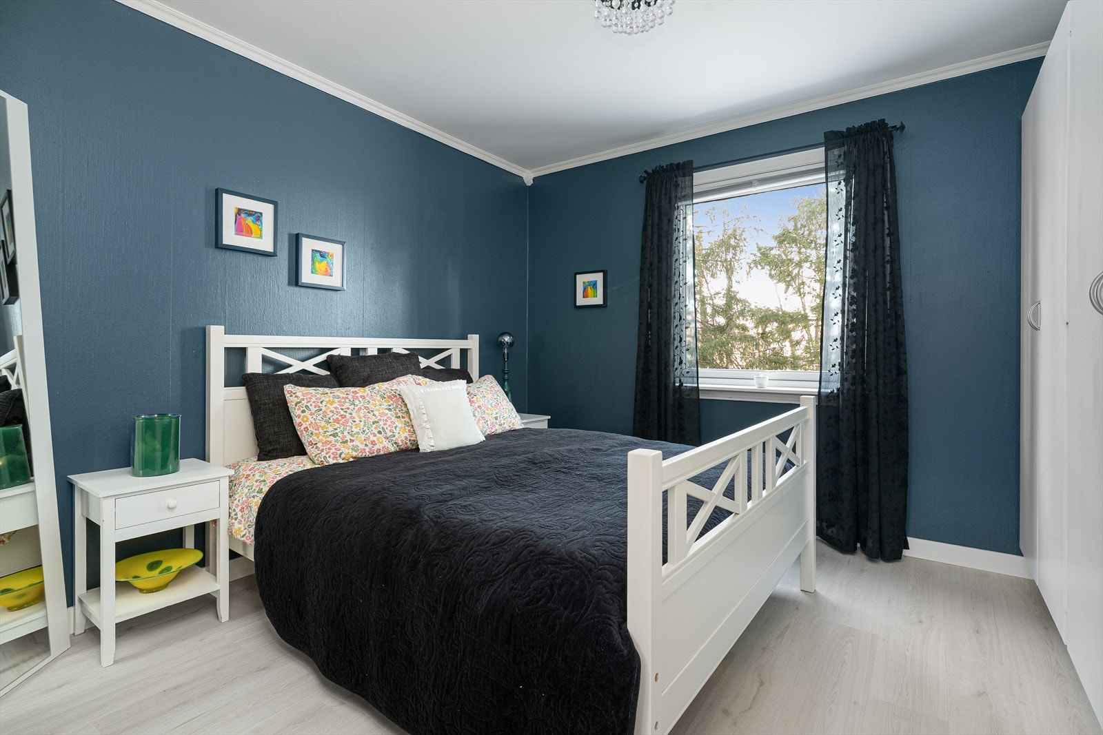 Soverommet er romslig, med god plass til dobbeltseng og tre doble garderobeskap for klesoppbevaring. Vindu på soverom fra 2013. Galleribilde