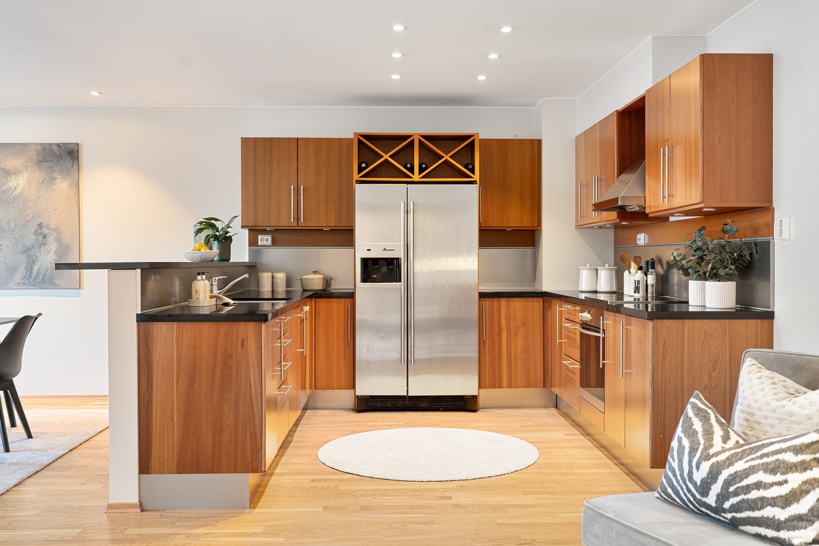 Leiligheten har et stort og funksjonelt kjøkken. Galleribilde