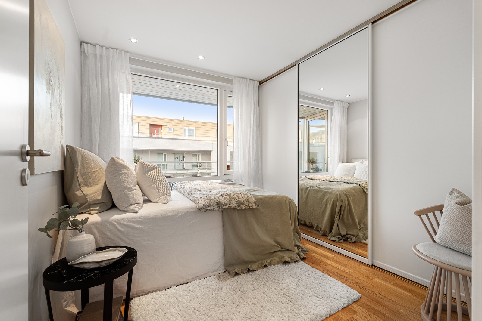 Pent soverom 2 med god plass til stor seng og garderobeløsning. Galleribilde