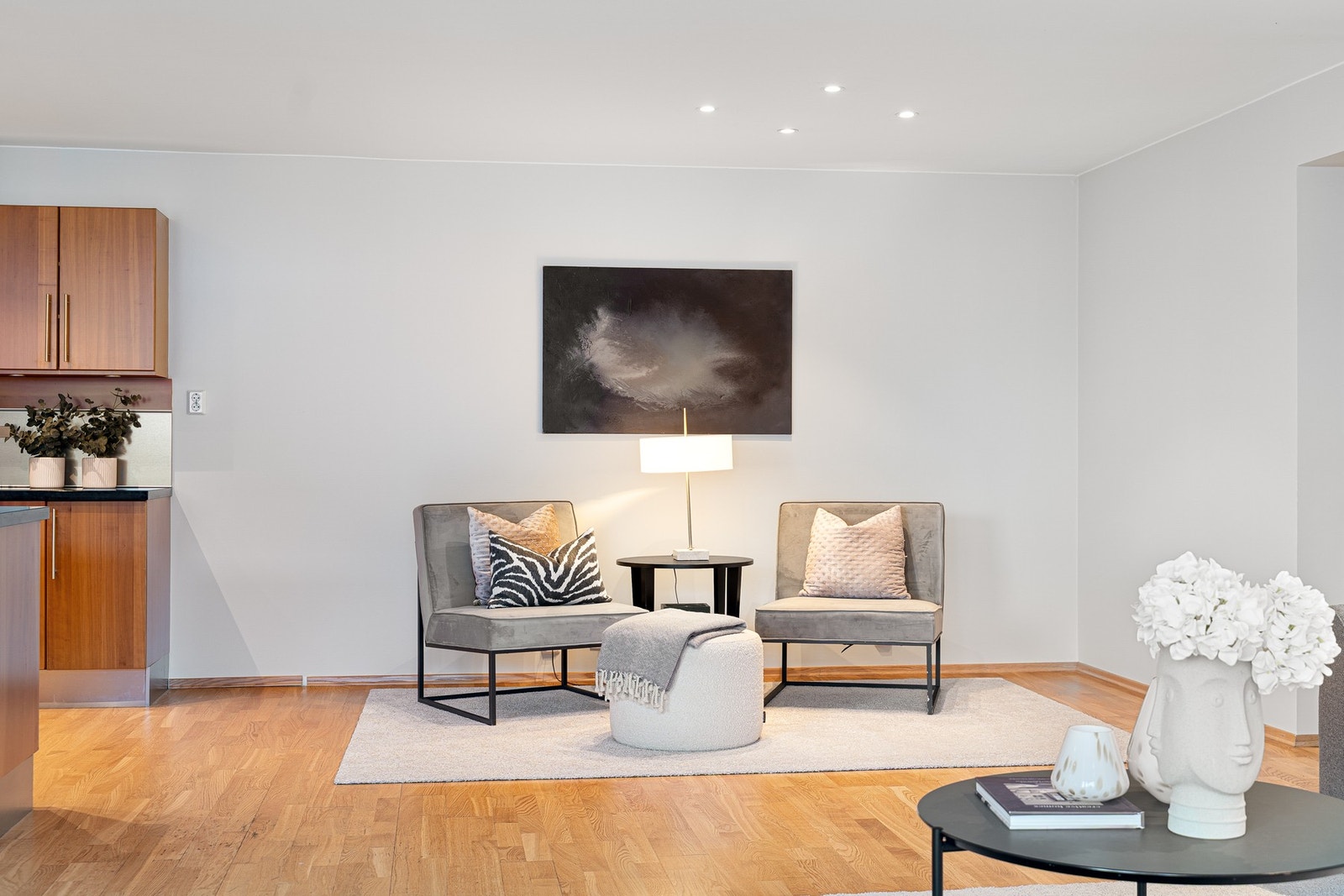 Plass til hyggelig sittekrok som gir stuen flere bruksmuligheter. Galleribilde