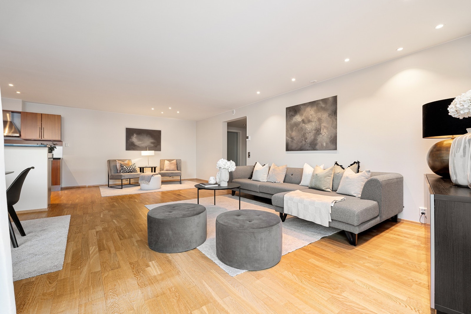 Stuen fremstår luftig og funksjonell med god romfølelse og fine materialvalg. Galleribilde