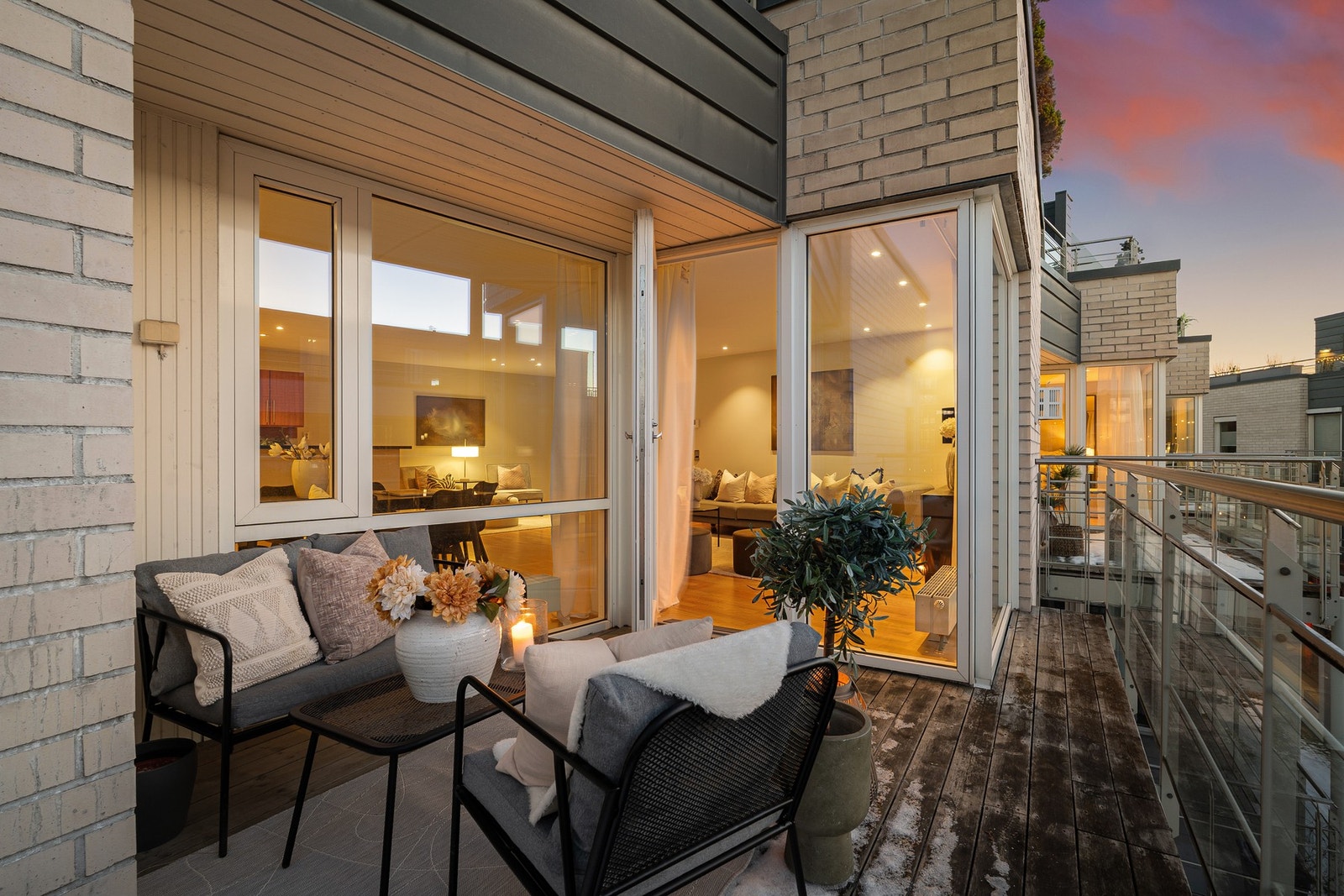 Flott balkong som er utmerket å benytte i sommerhalvåret. Galleribilde