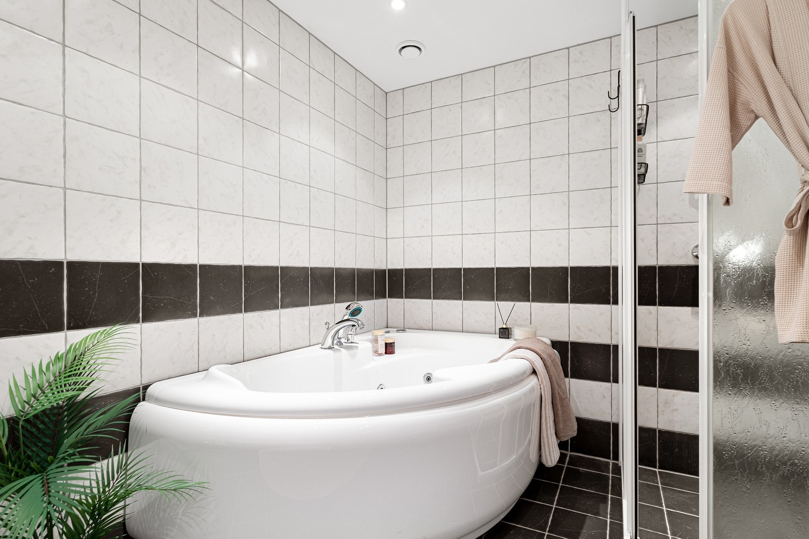 Badekar i egen sone på badet, noe som gir en ekstra følelse av velvære og komfort. Galleribilde