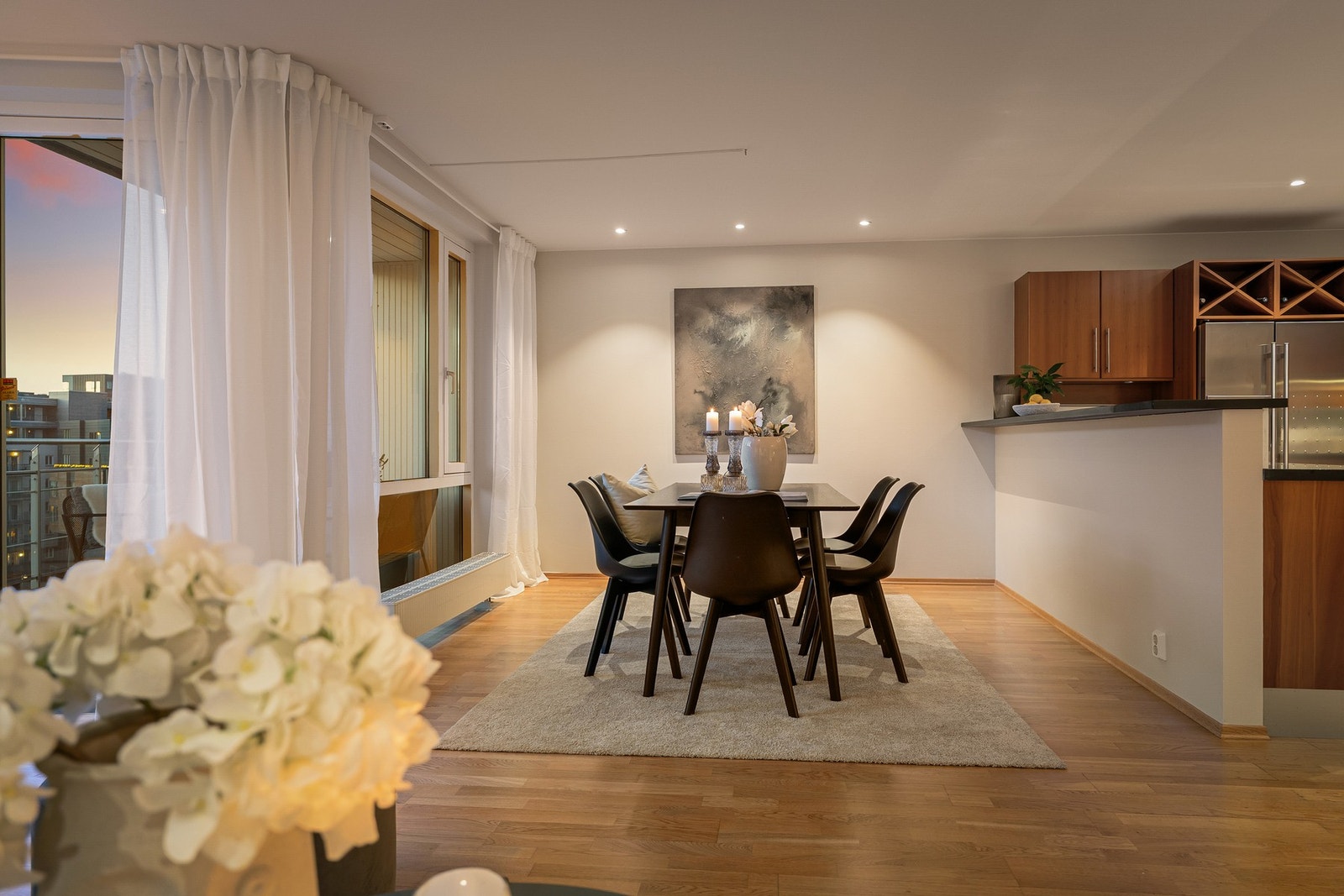 Sosial spiseplass med naturlig tilknytning til kjøkkenet. Galleribilde