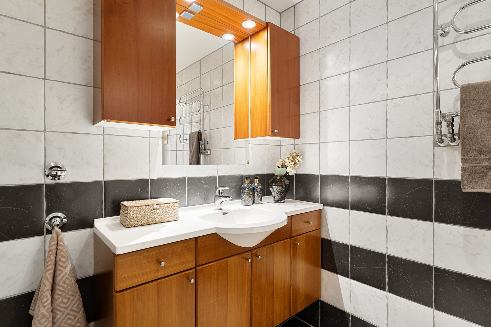 Praktisk baderomsinnredning med god skapplass og speil. Galleribilde