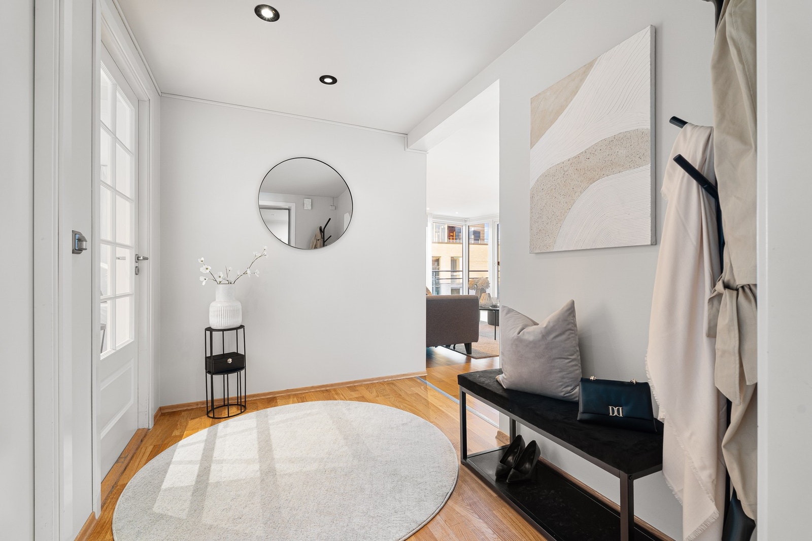 Lys og innbydende entré med god plass til oppbevaring og møblering. Galleribilde