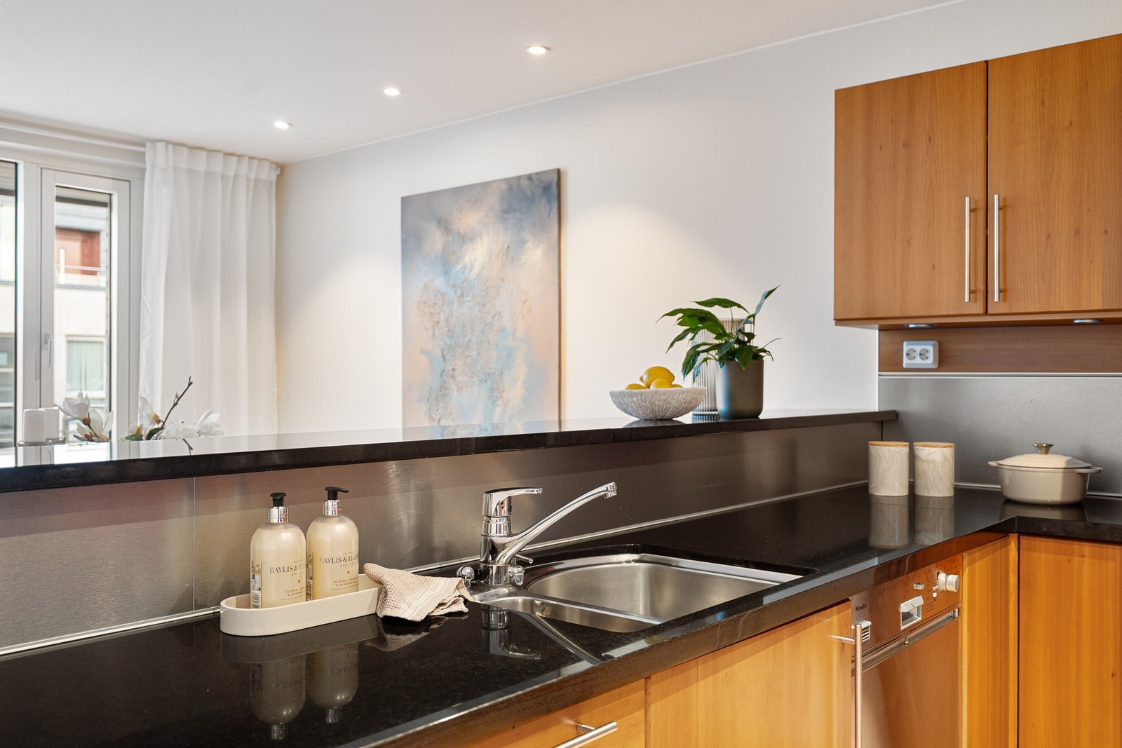 Oppvaskmaskin, komfyr og steketopp er fra Miele Galleribilde