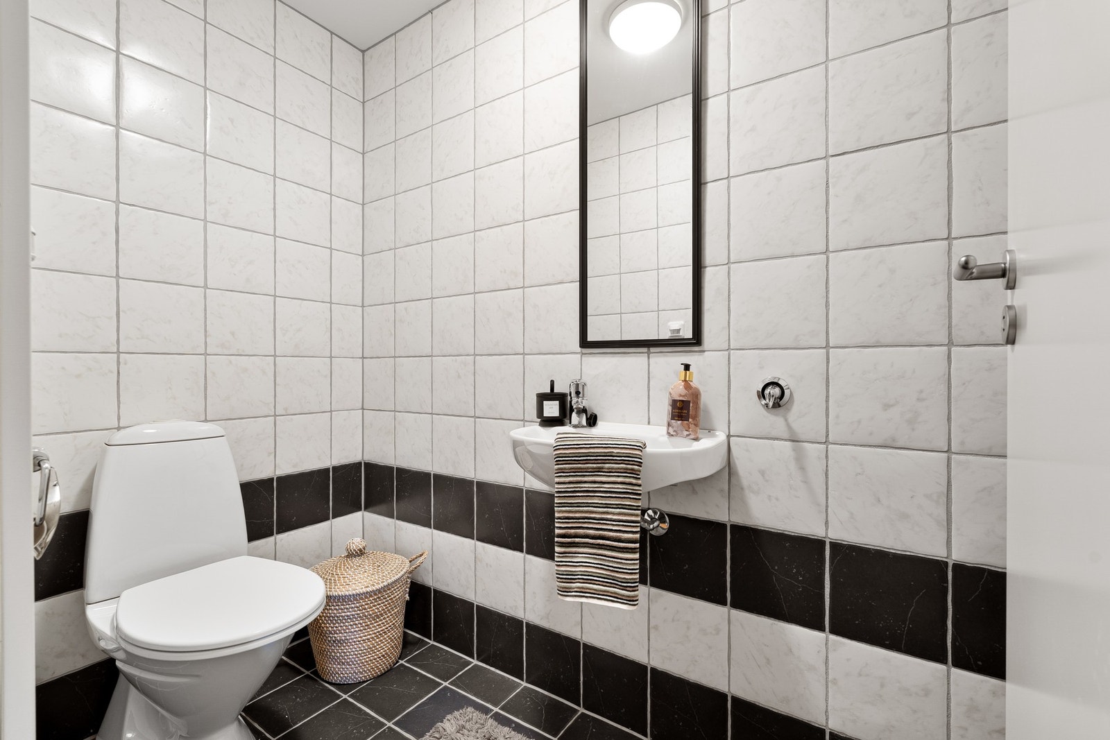 Separat toalettrom med flislagte overflater. Galleribilde