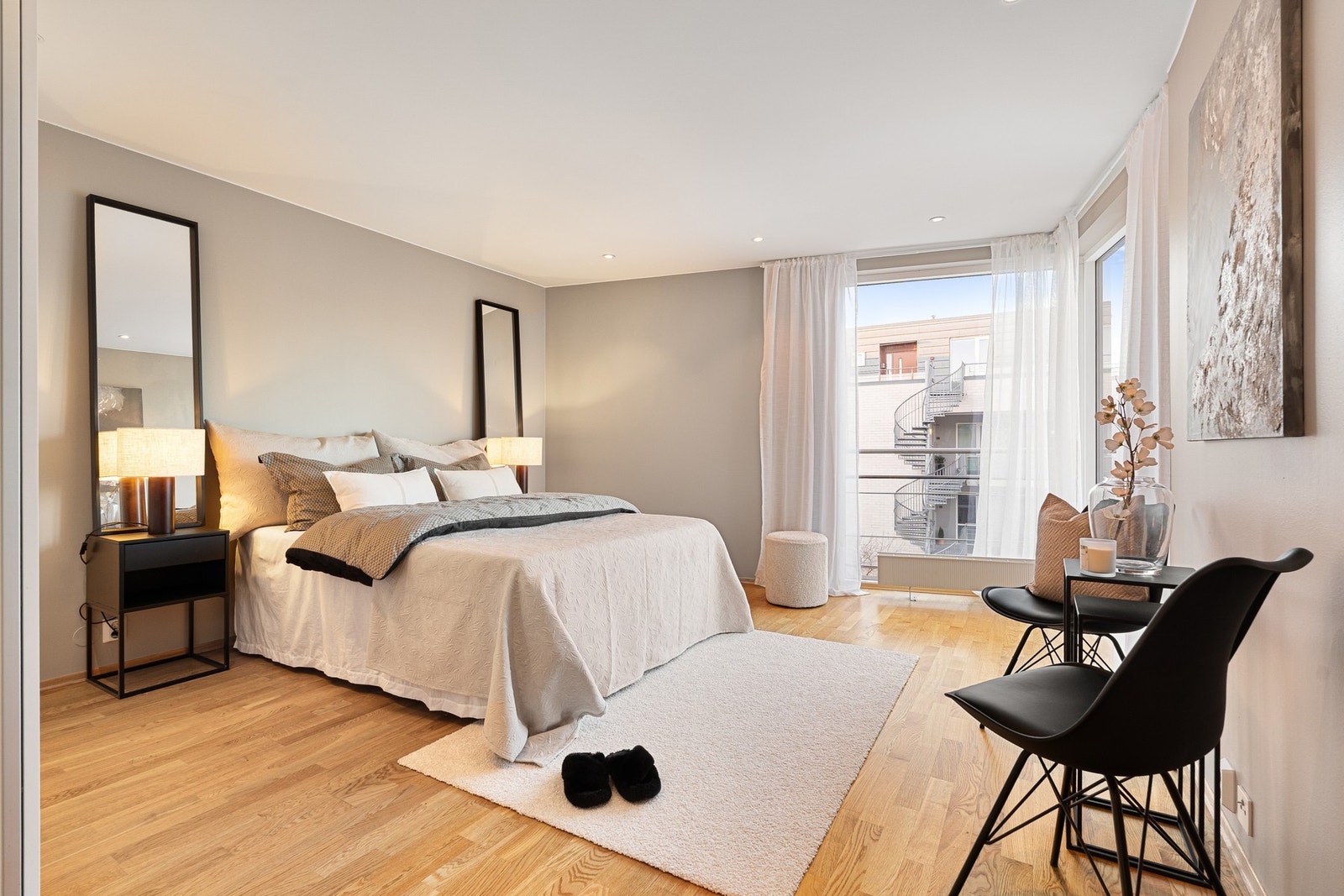 Stilrent hovedsoverom med god plass til dobbeltseng og garderobeløsning. Galleribilde