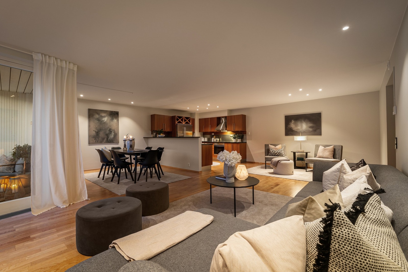 Behagelig belysning fra downlights i tak. Galleribilde