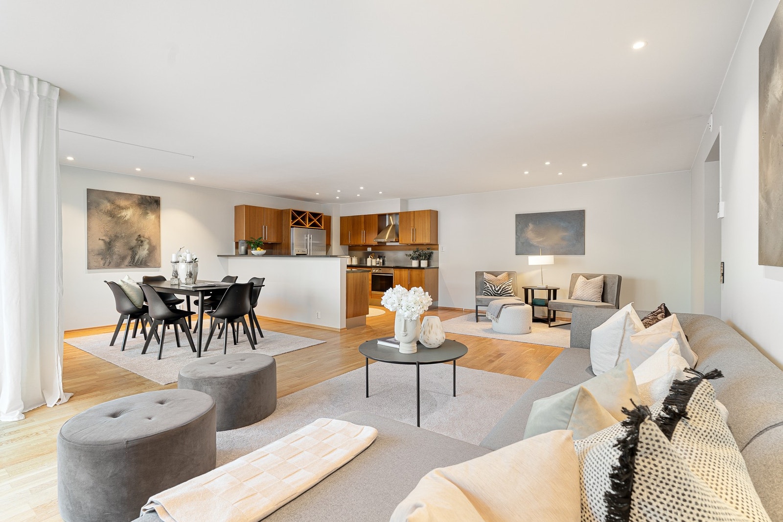 Leiligheten har fin takhøyde og store vindusflater som gir en god romfølelse på stuen. Galleribilde