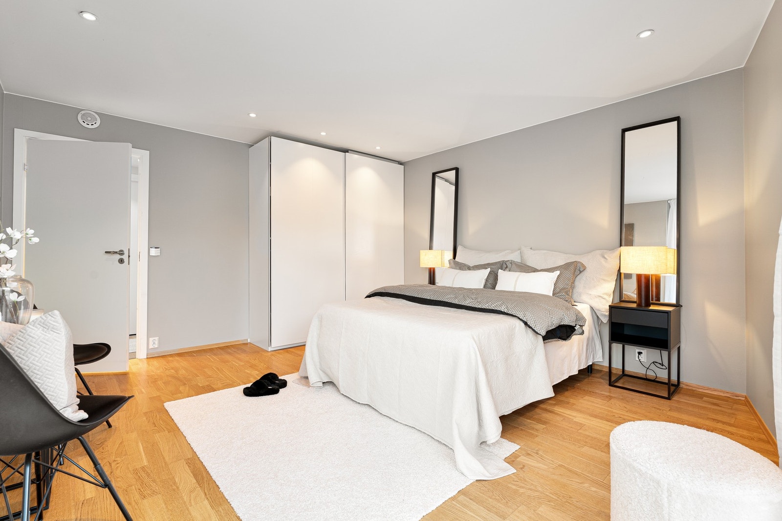 Praktisk garderobeløsning på soverommet for oppbevaring av klær. Galleribilde