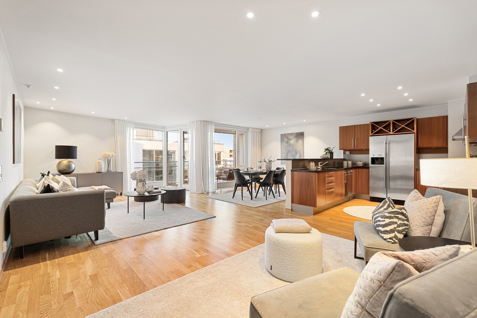 Leiligheten har en stor og åpen planløsning, parkettgulv og praktisk kjøkken. Galleribilde