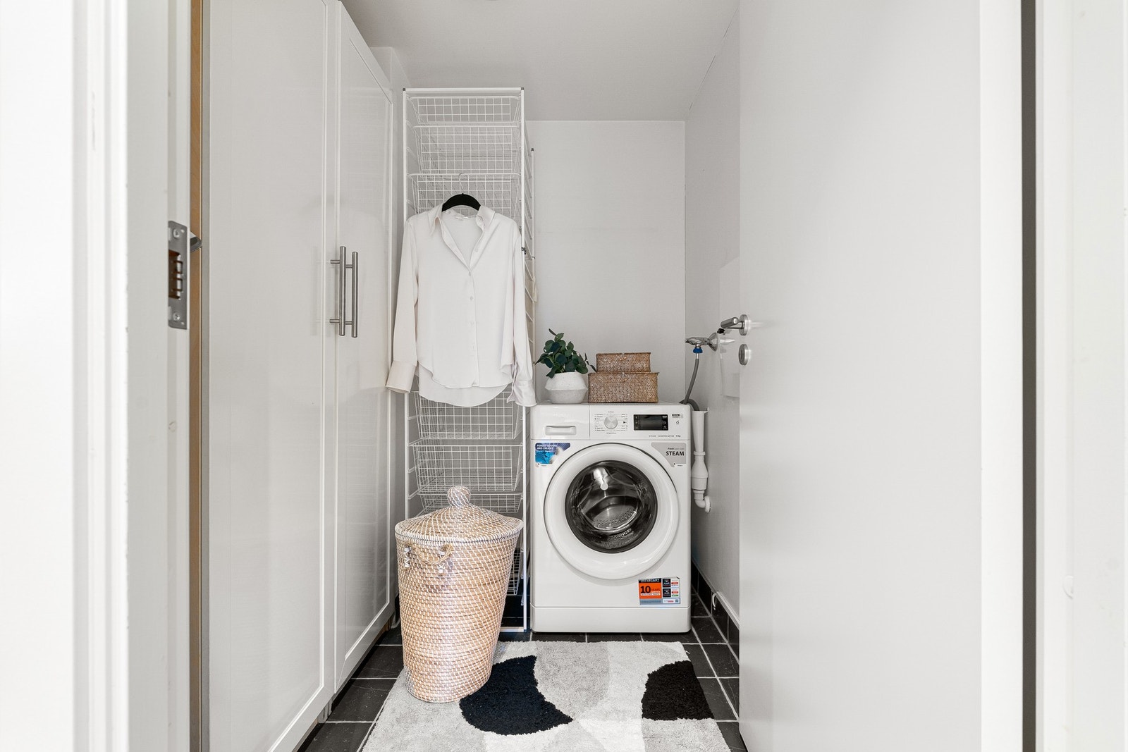 Eget vaskerom/bod med opplegg for vaskemaskin. Galleribilde