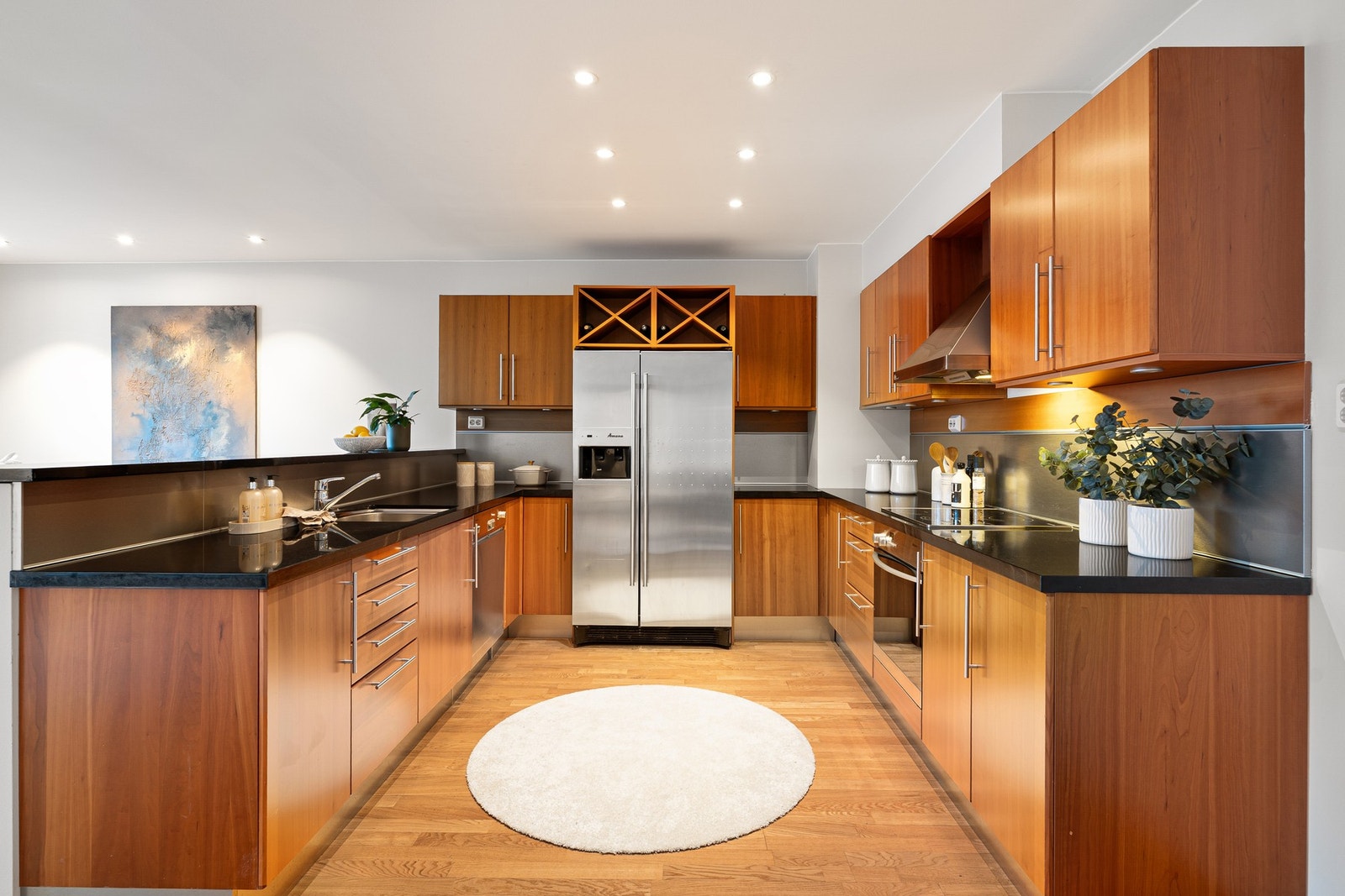 Stort HTH-kjøkken med god skap- og benkeplass. Galleribilde