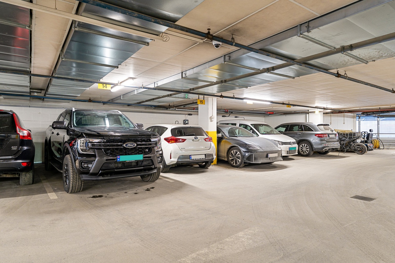 Parkeringsplass i felles parkeringsanlegg. Galleribilde