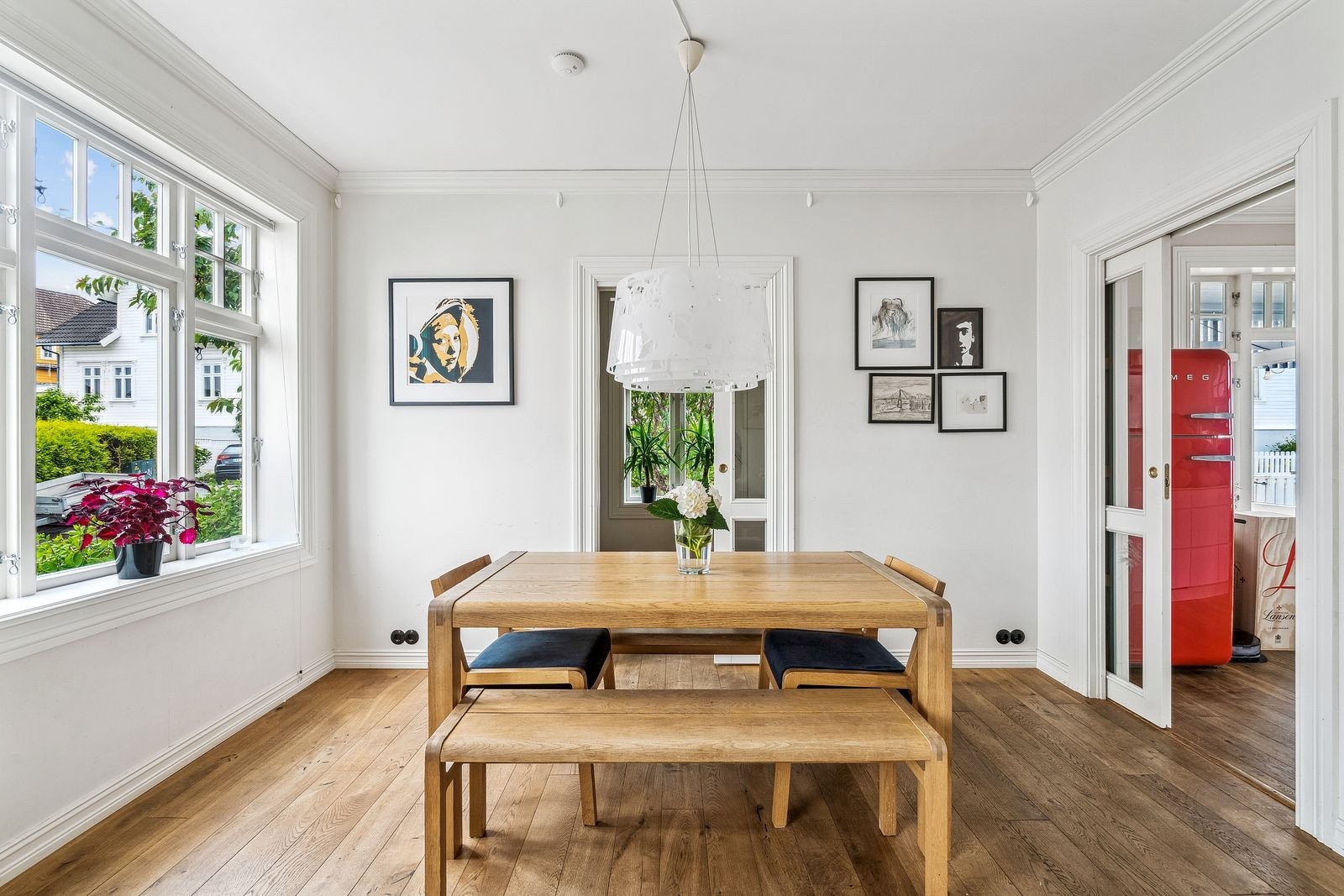 I bakkant av spisestue er det kontor eller hobbyrom, alternativt en forlengelse av stue. Galleribilde