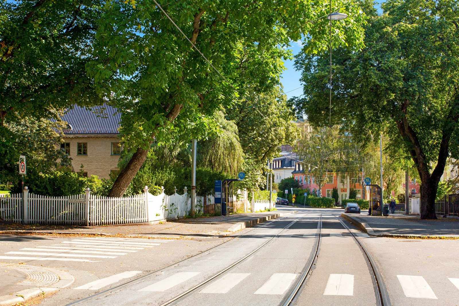 Utmerket kollektivtilbud med buss, trikk og tog. Kort vei til knutepunkt som Majorstuen og Nationaltheatret. Galleribilde