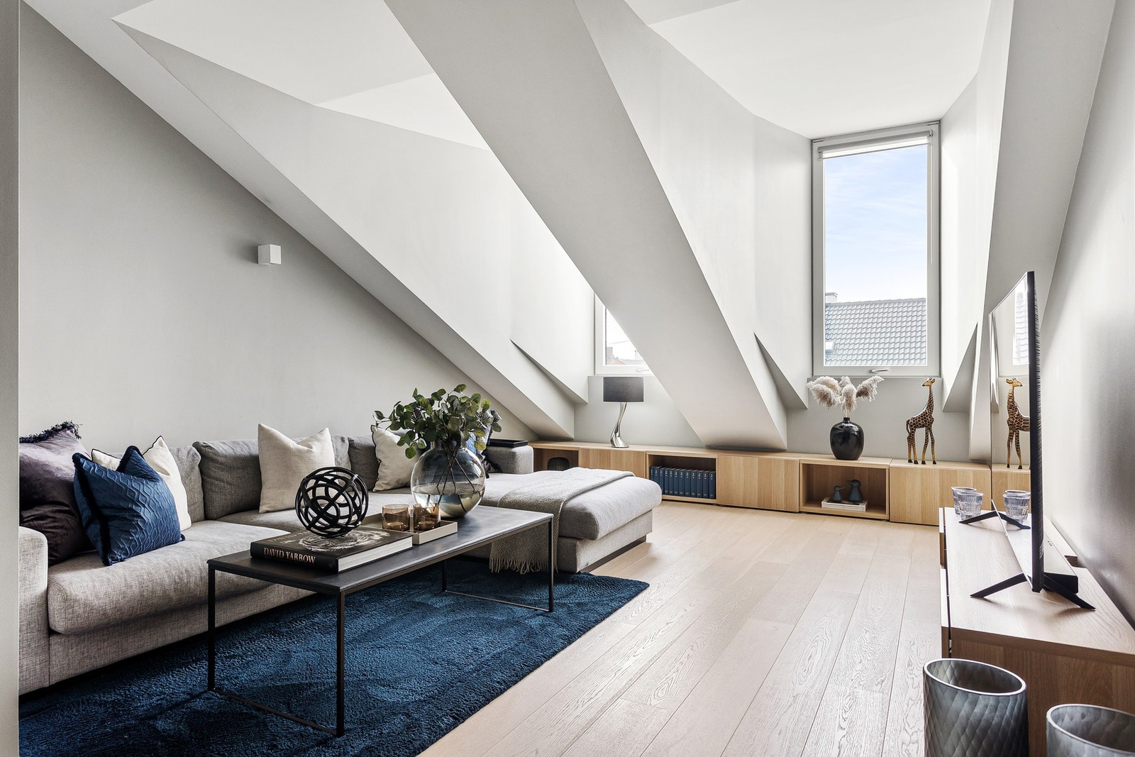 Gulvarealet i leilligheten er på hele 100 m², og i oppholdsrommet er det god plass til lounge og spisegruppe. Galleribilde