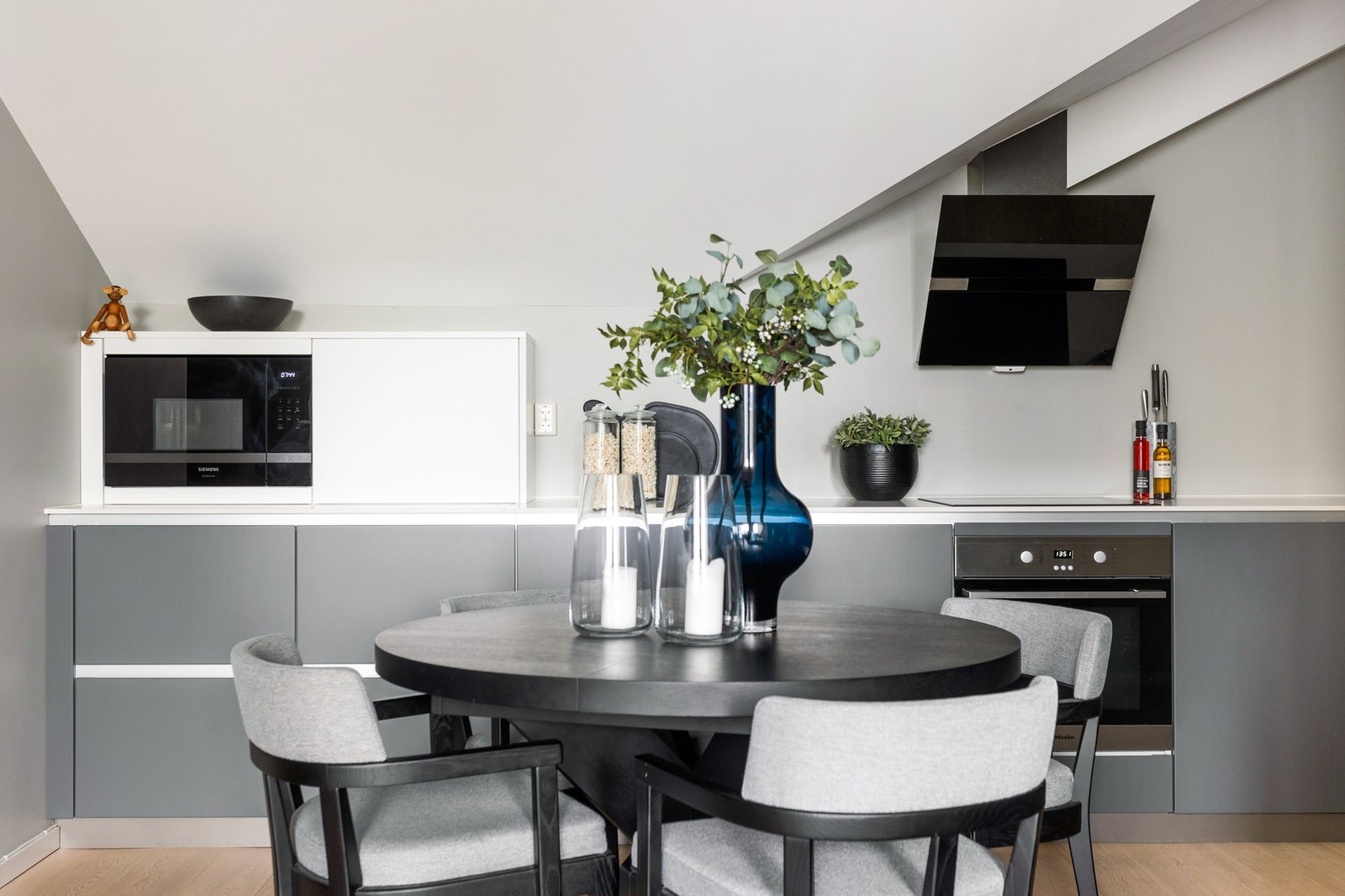 Innredningen er fra Kvik, og integrerte hvitevarer gir et sømløst uttrykk. Galleribilde