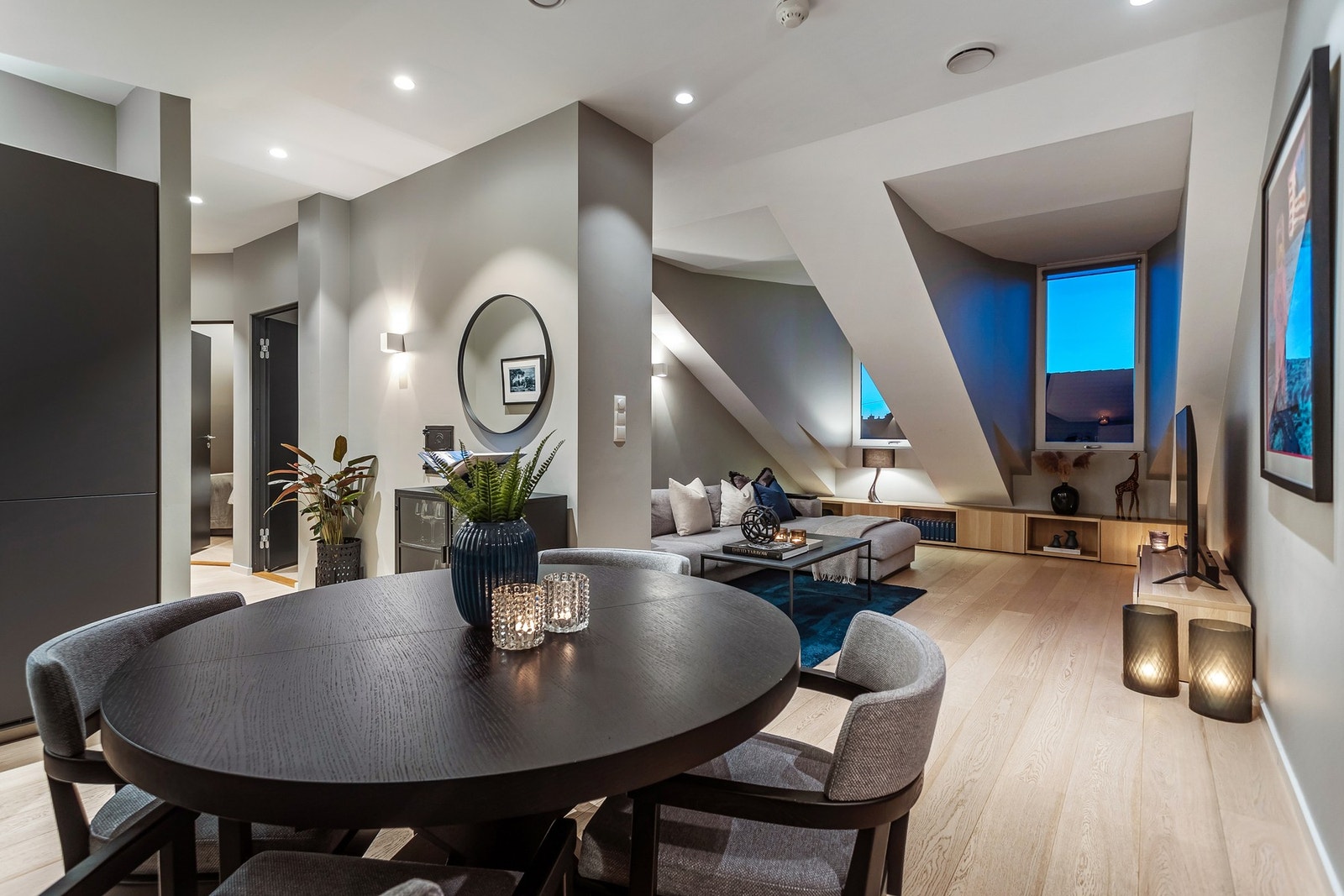 Gjennomført og moderne toppleilighet med attraktiv beliggenhet på hjørnet mot Gimleveien. Galleribilde