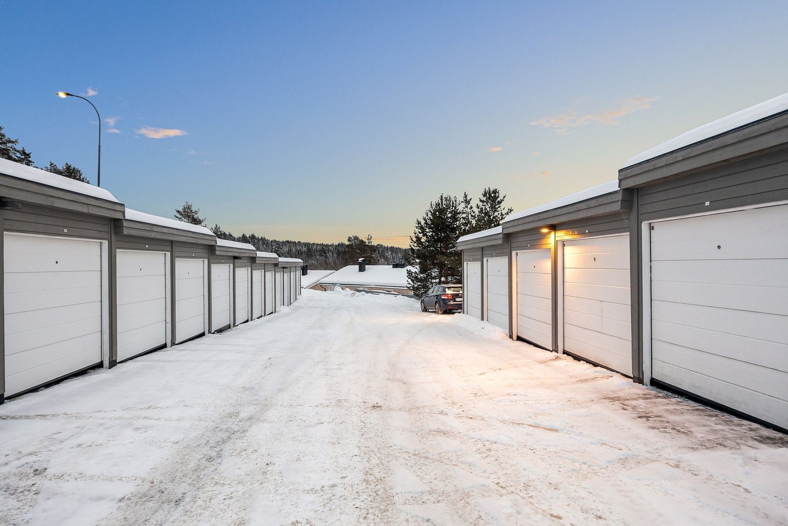 Det medfølger en disponibel garasjeplass i felles rekke (tilrettelagt for etablering av ladeboks til el-bil). Galleribilde