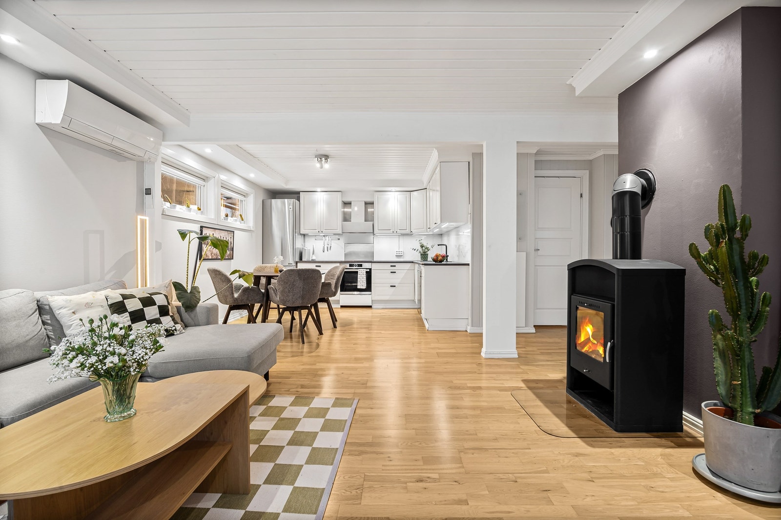 Åpen løsning mellom stue og kjøkken skaper en sosial og luftig atmosfære. Galleribilde