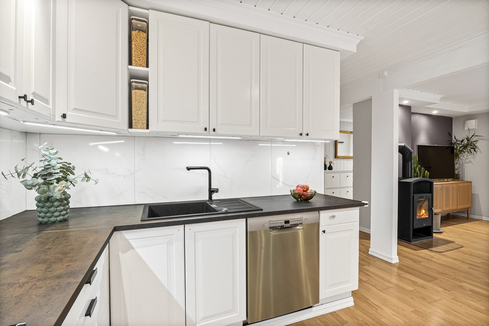 Fra kjøkkenet er det god oversikt over stuen, ideelt for å holde kontakten med gjestene. Galleribilde