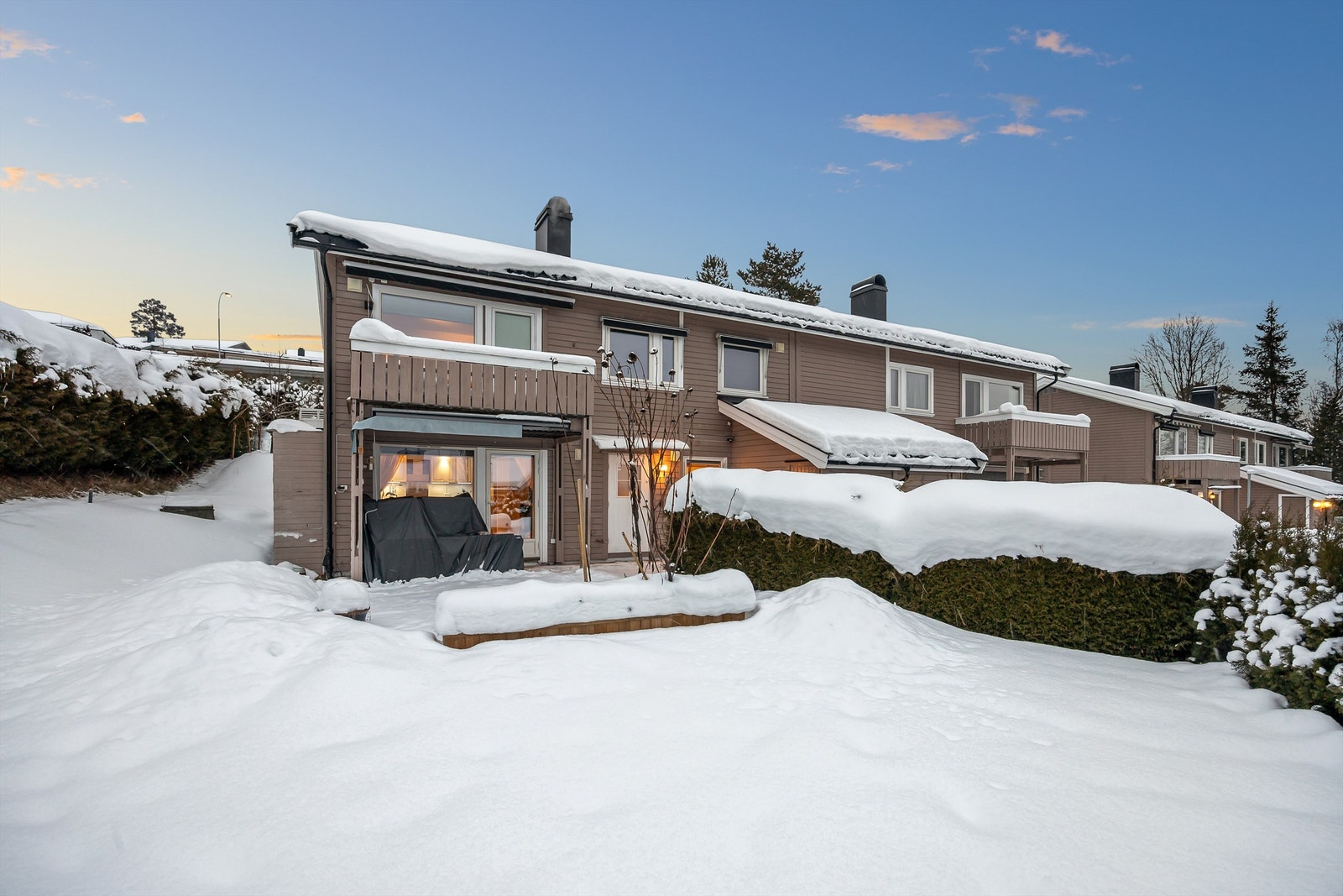 Delvis overbygget sydvendt markterrasse fra 2025 på ca. 35 kvm. Galleribilde