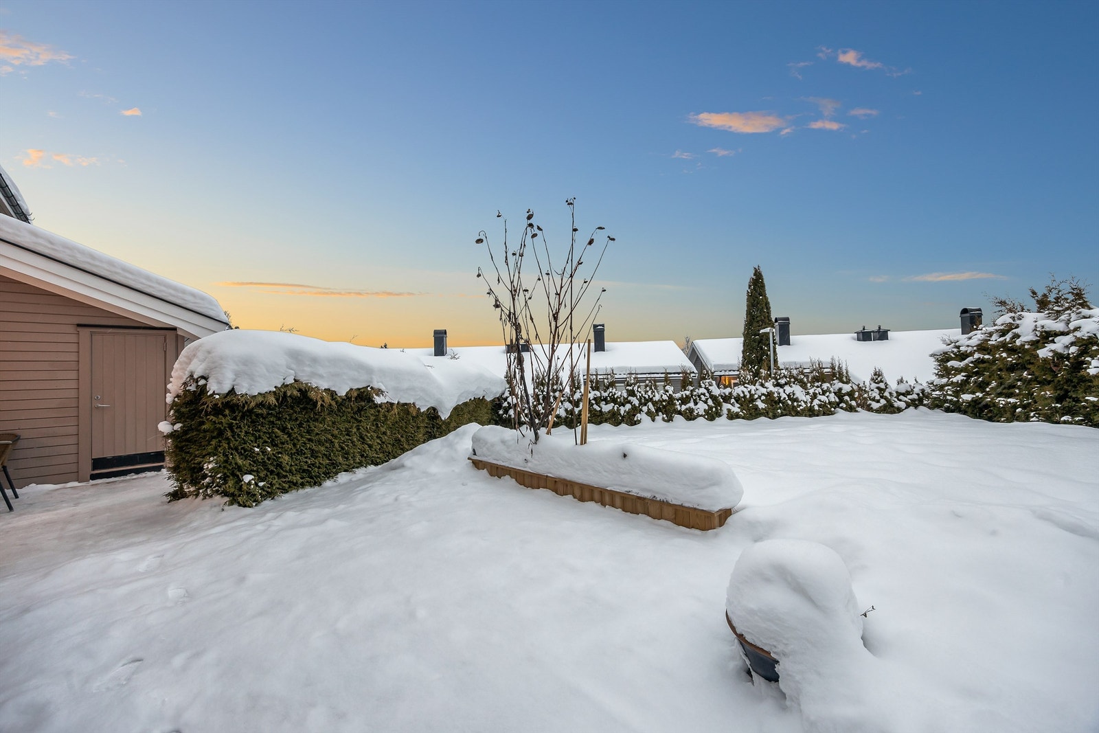 Direkte adkomst til disponibelt hageområde, i tillegg grenser hagen til felles lekeplass. Galleribilde