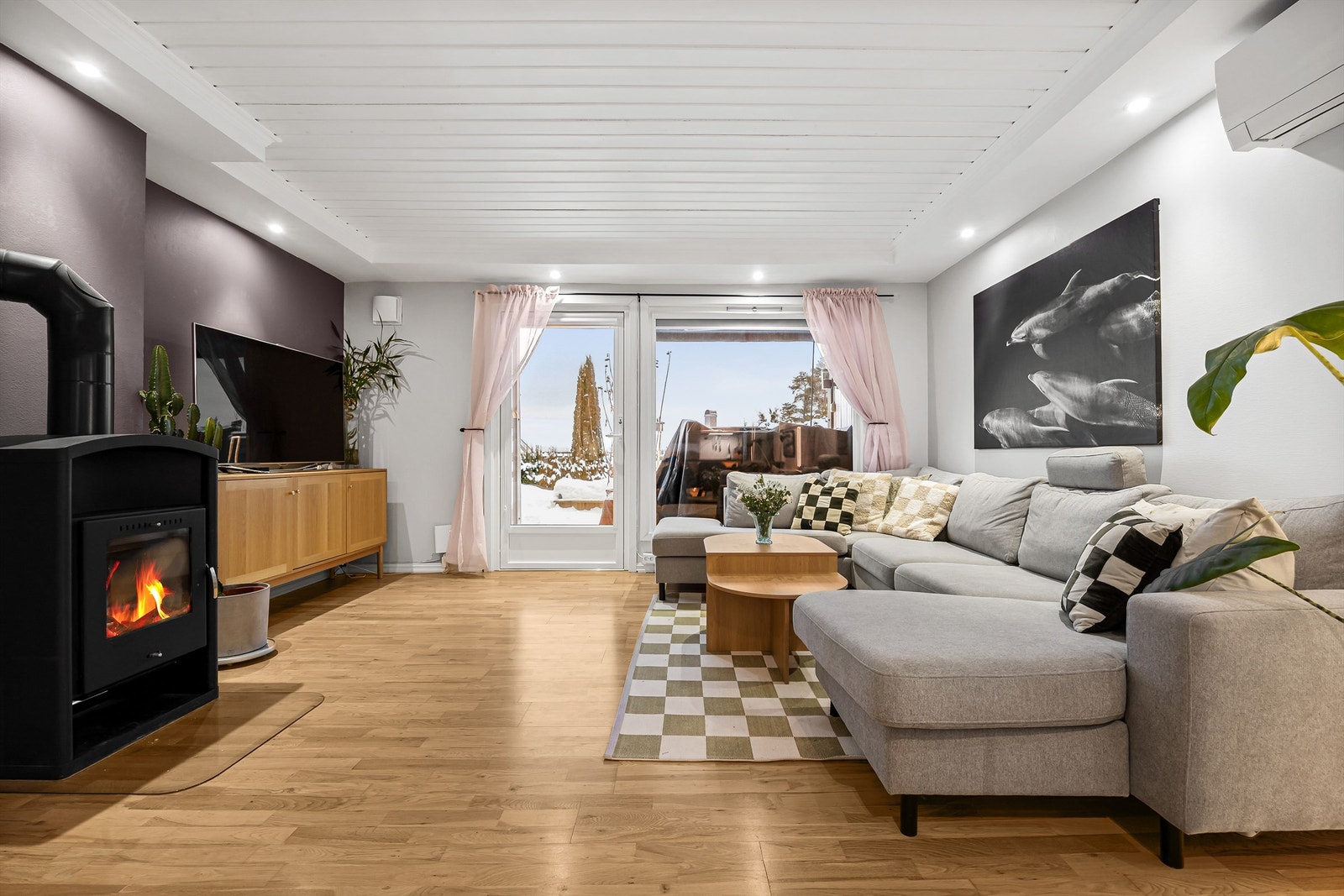 Stuen har en peisovn som gir god varme, og direkte utgang til terrassen. Galleribilde