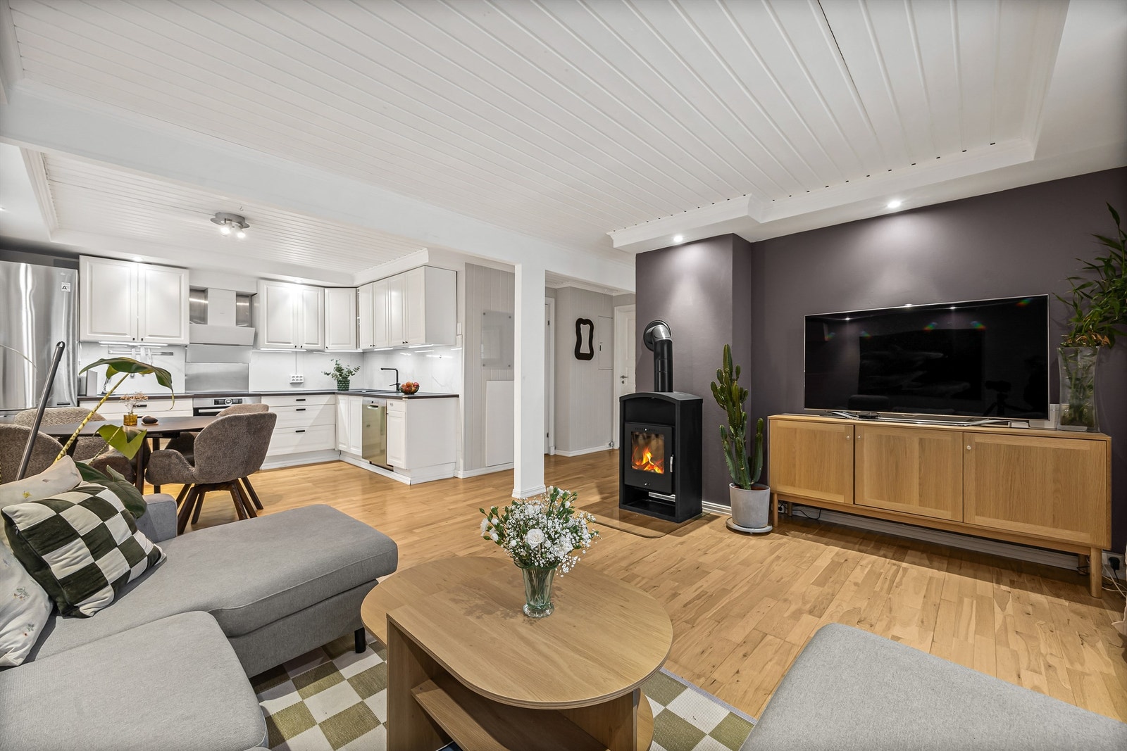 God plass til både sofagruppe og spisebord i det sentrale oppholdsrommet. Galleribilde