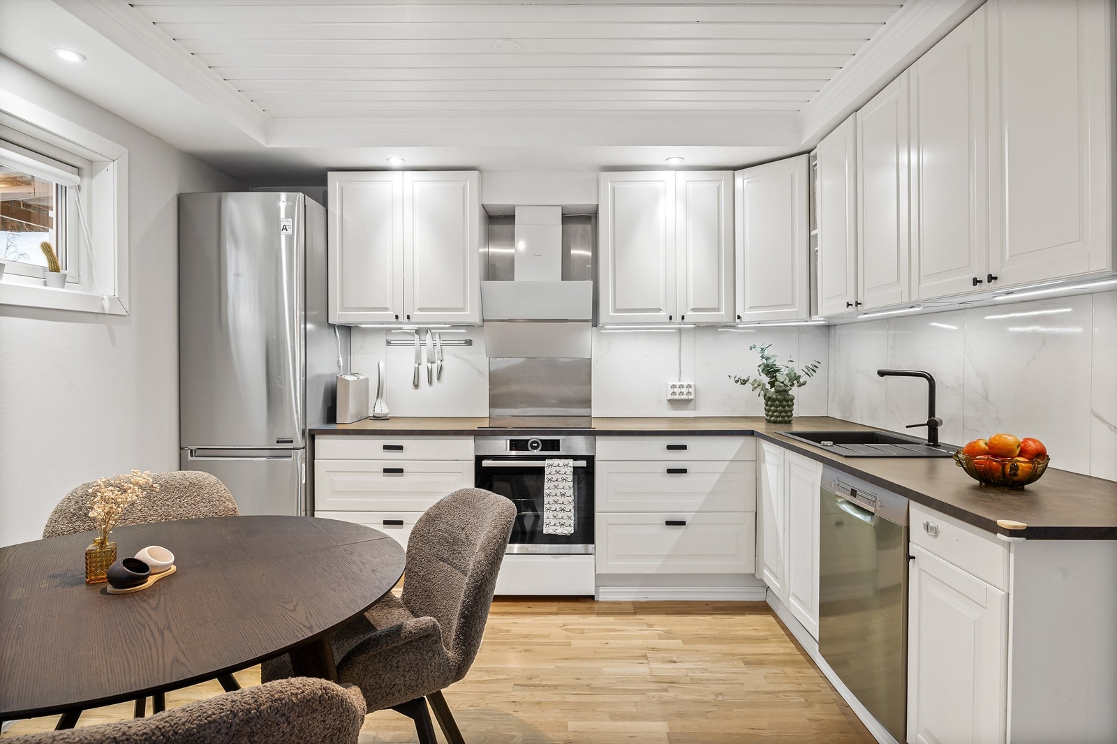 Kjøkkenet har rikelig med skap- og benkeplass, og en naturlig sone for spisebord. Galleribilde