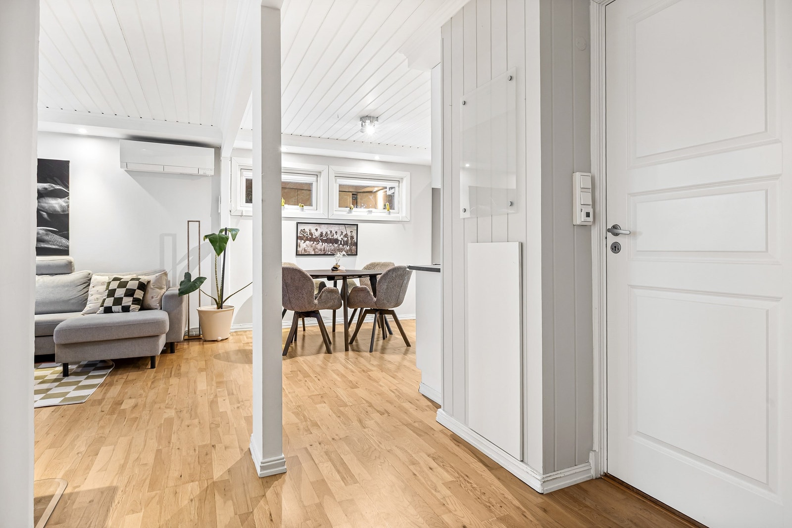 Fra entréen åpner leiligheten seg opp mot stue- og kjøkkenområdet. Galleribilde