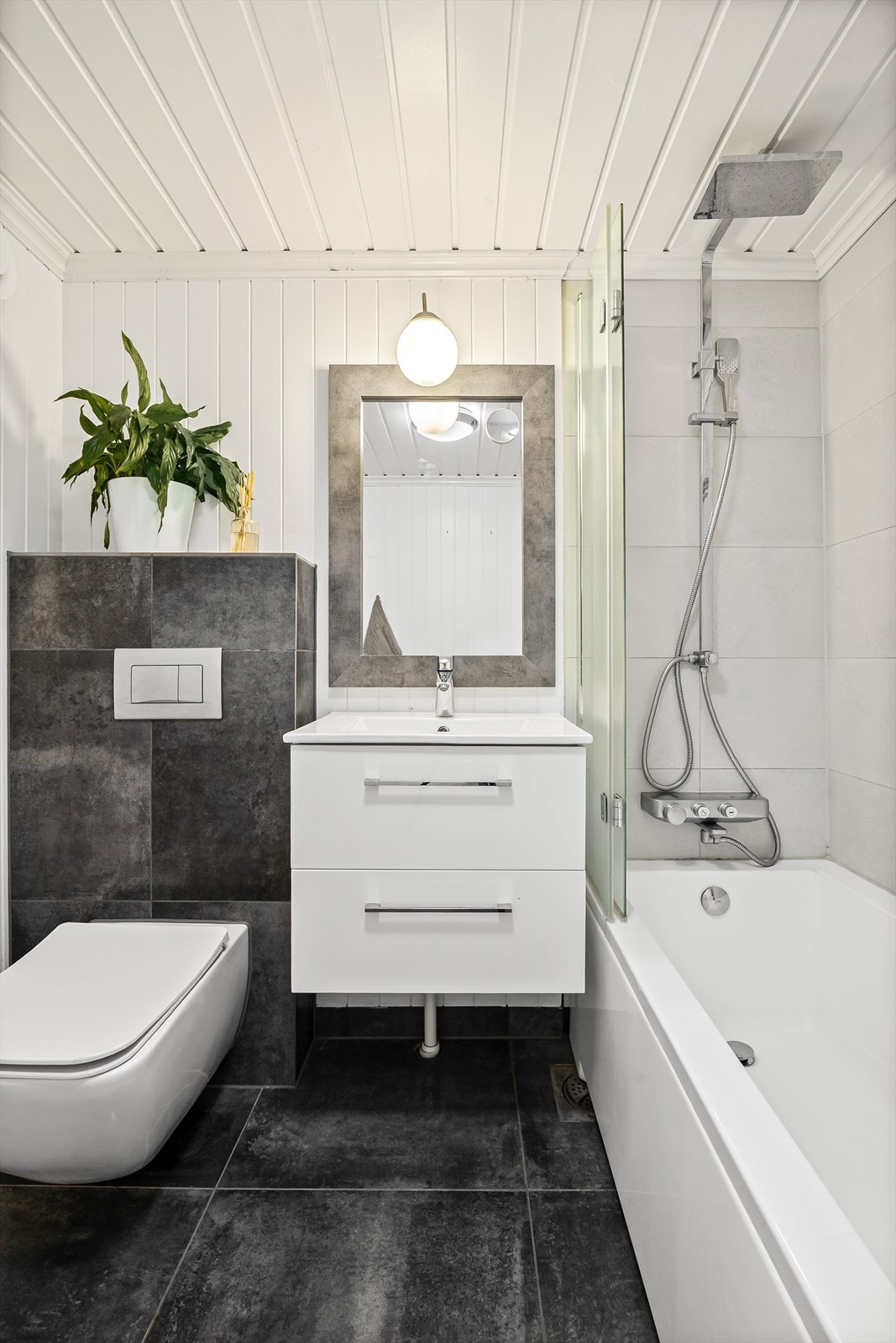 Badet er utstyrt med vegghengt toalett, servantinnredning og badekar med dusjløsning. Galleribilde