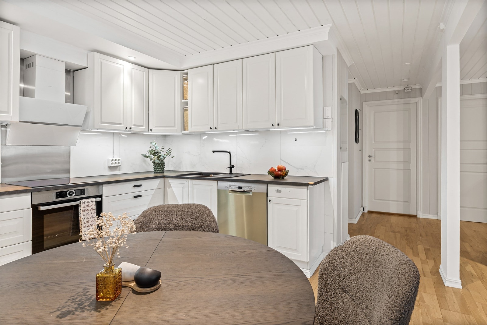 Belysning under overskapene gir godt arbeidslys på kjøkkenbenken. Galleribilde