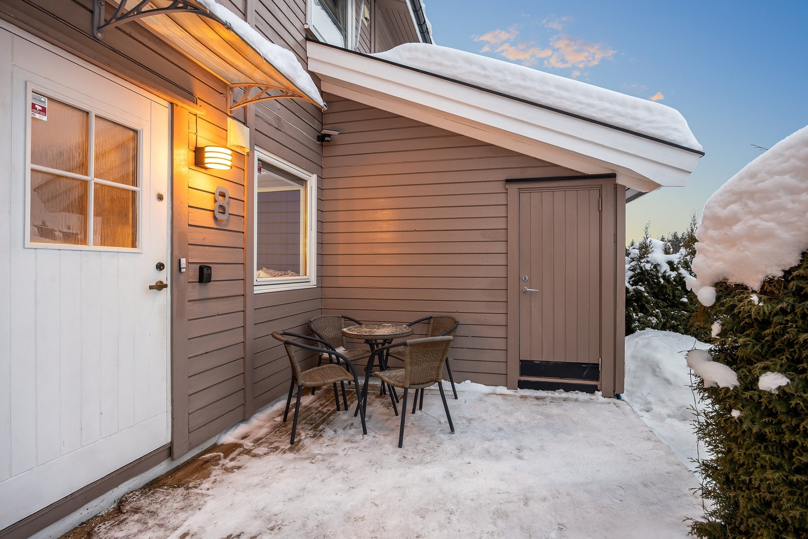 Praktisk utvendig bod i tilknytning til inngangspartiet for ekstra lagring. Galleribilde