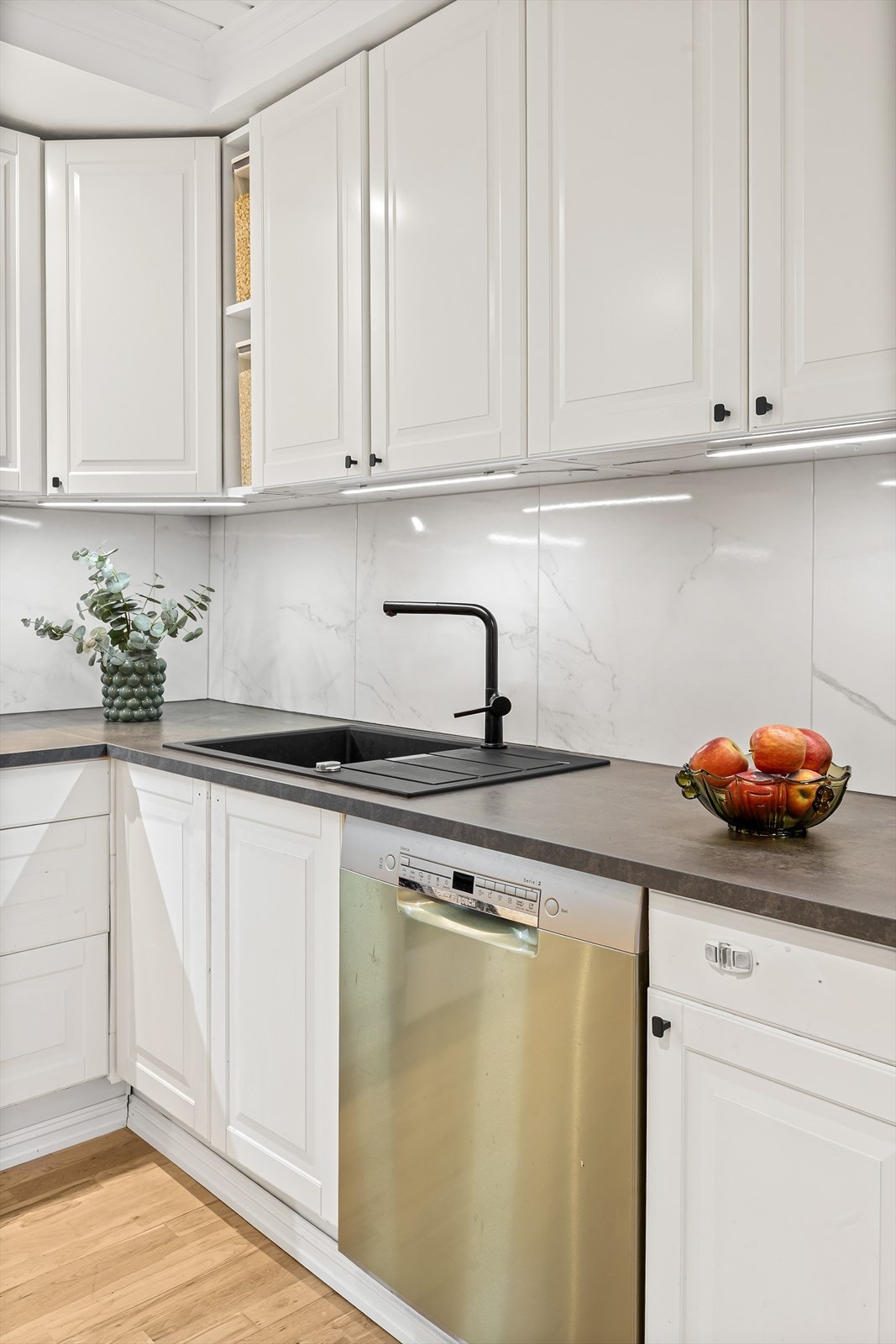 Detaljer som sort armatur og vask gir kjøkkenet et stilrent uttrykk. Galleribilde