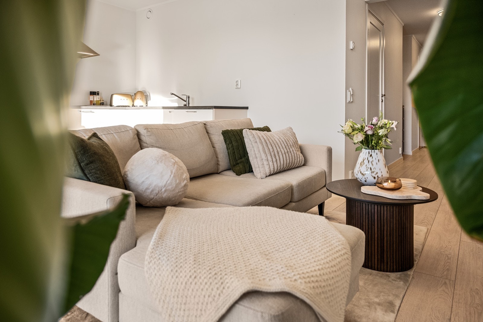 Stuen har parkettgulv og gjennomgående lyse overflater, som gir et godt utgangspunkt for innredning. Galleribilde