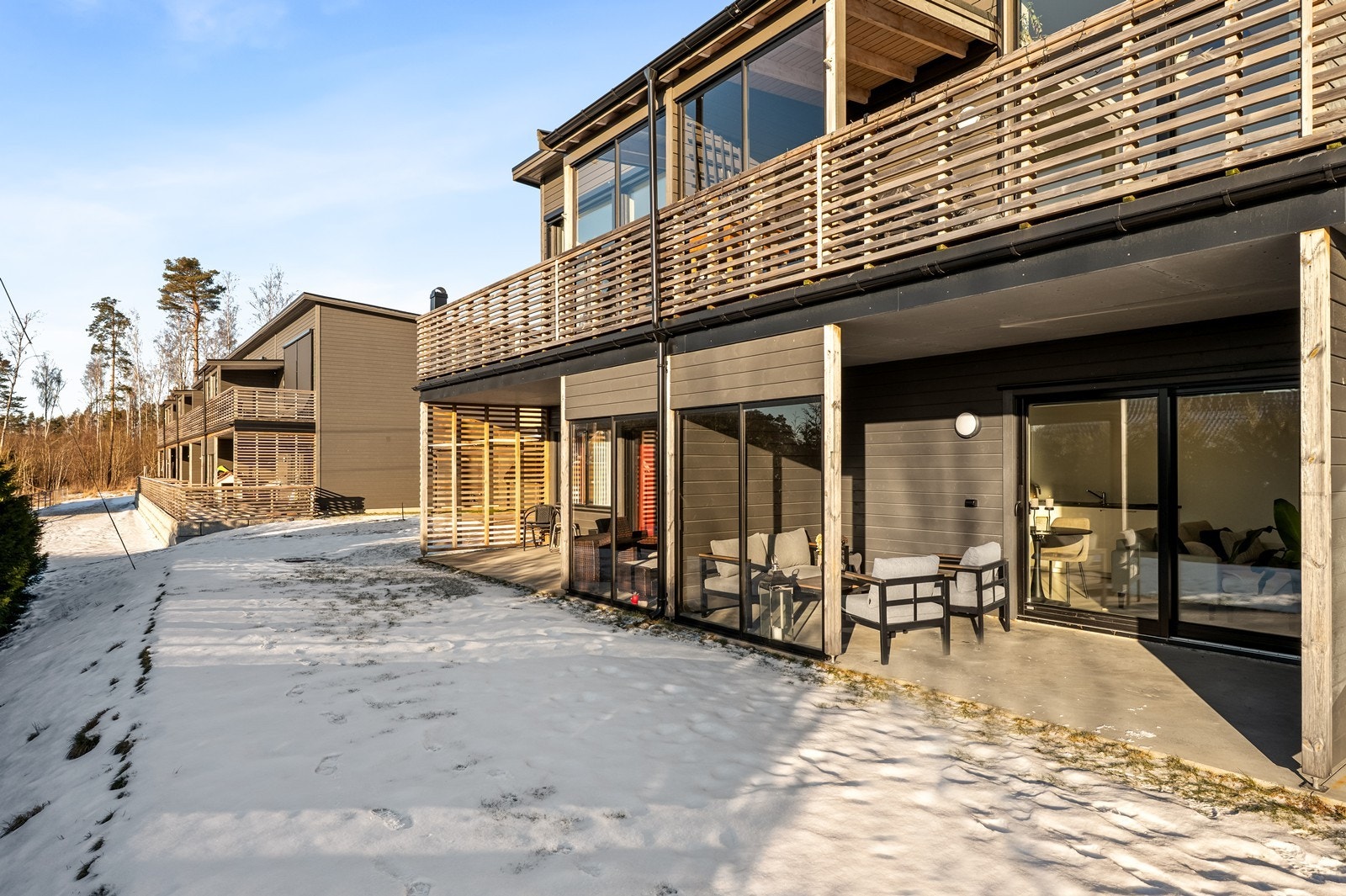 Leiligheten ligger på bakkeplan med direkte utgang til egen uteplass og fellesareal. Galleribilde