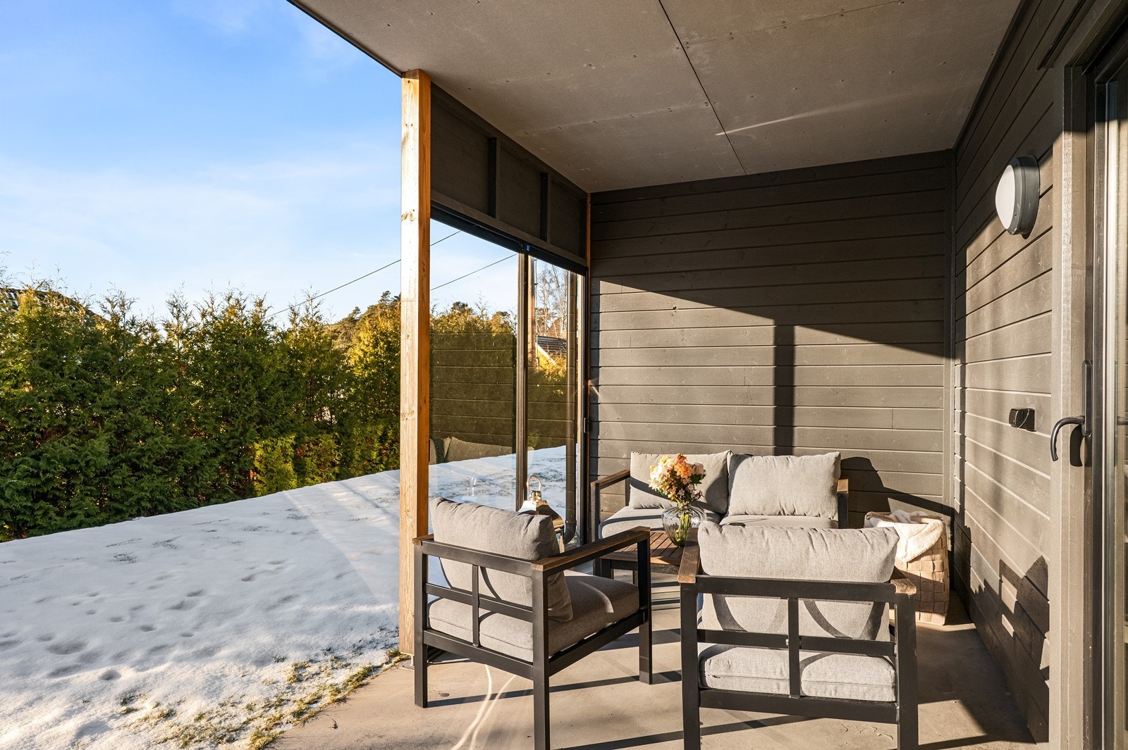 Fra stuen er det utgang til en overbygd og skjermet uteplass. Galleribilde