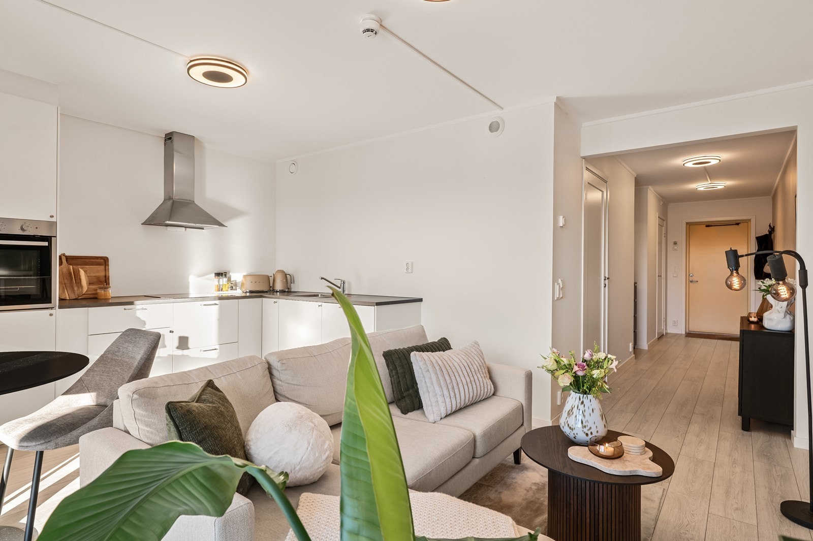 Den åpne løsningen skaper en sosial og luftig atmosfære mellom stue og kjøkken. Galleribilde