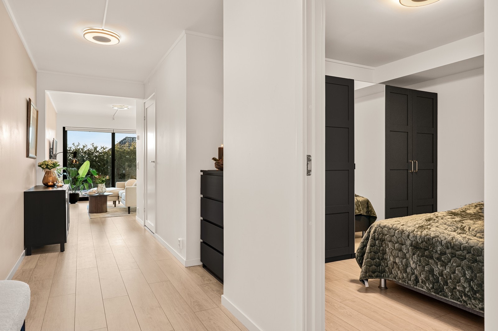 Fra entréen er det direkte tilgang til leilighetens øvrige rom. Galleribilde