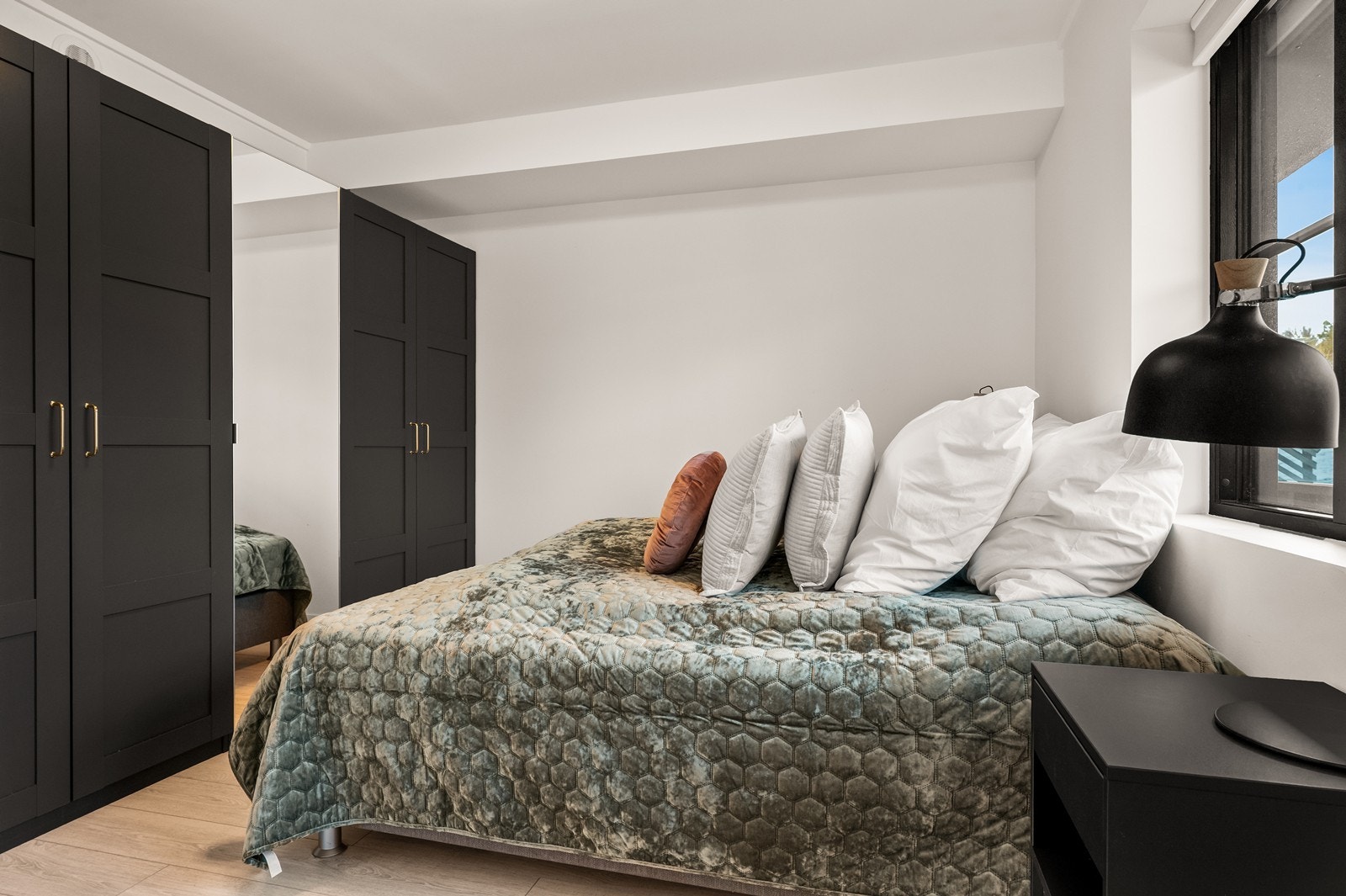 Romslige garderobeskap med speilfronter gir rikelig med oppbevaringsplass. Galleribilde