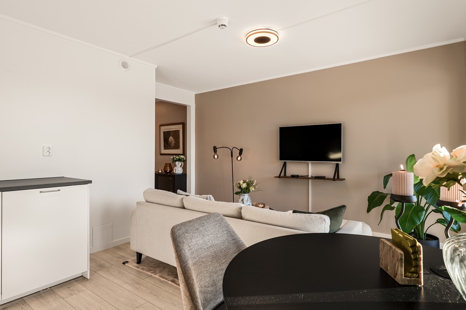 Rommet er enkelt å møblere med plass til både sofagruppe og TV-seksjon. Galleribilde